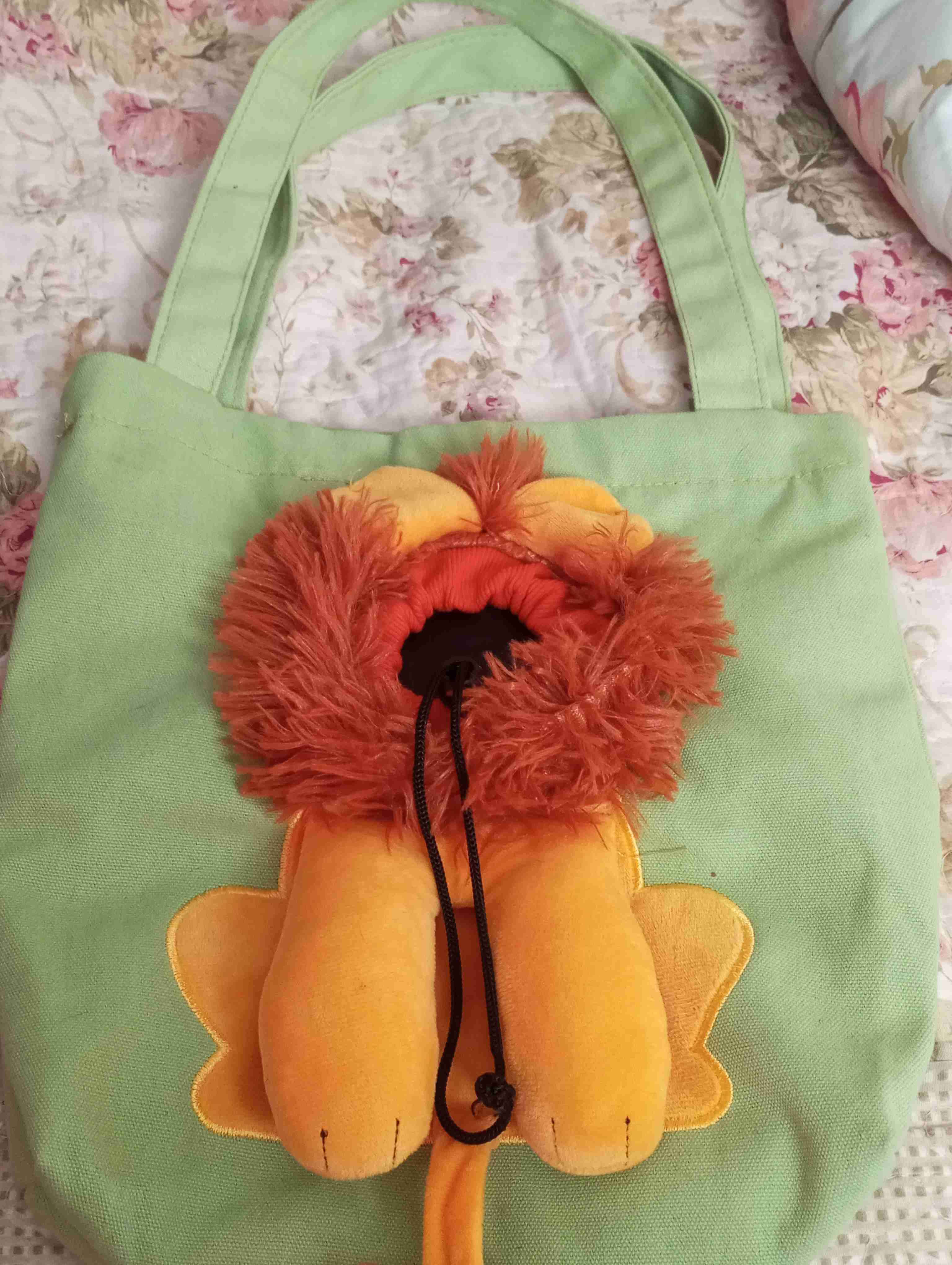 Bolso verde con diseño de león
