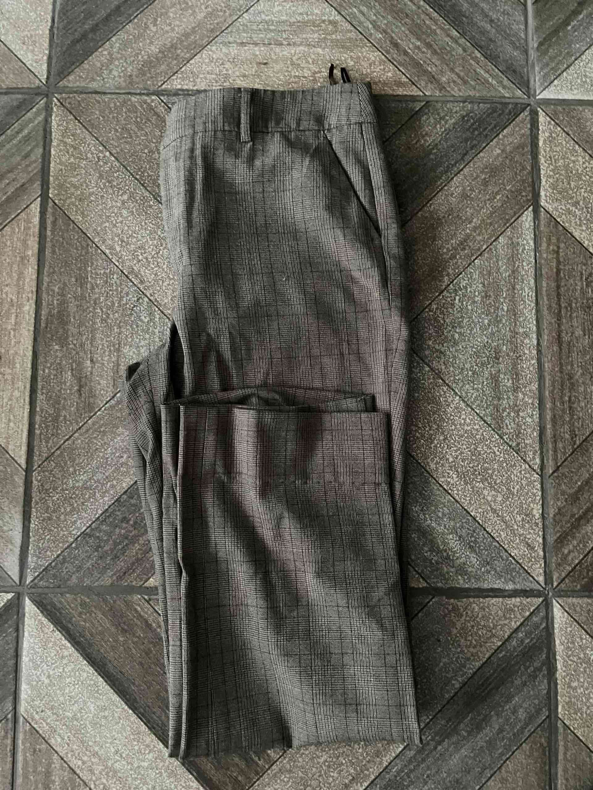 Pantalones de cuadros grises