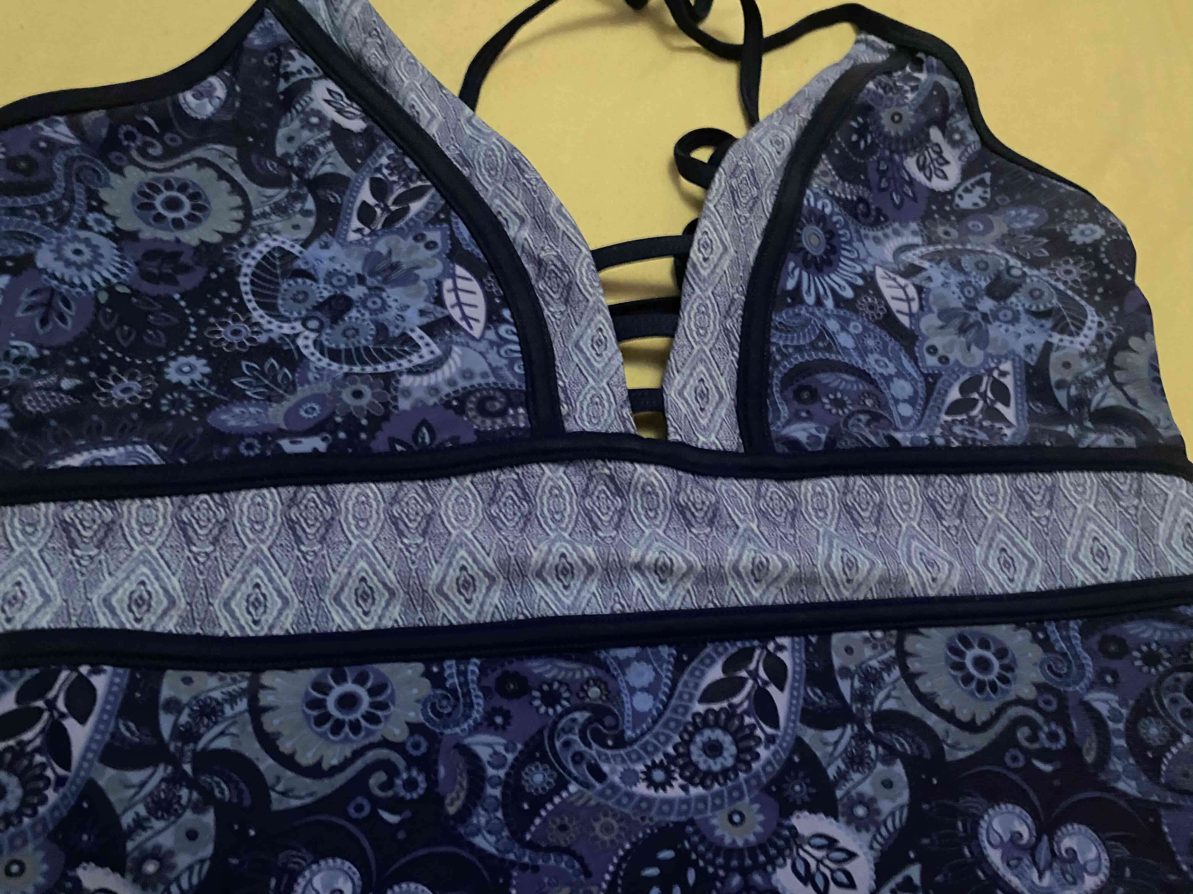 Top bikini azul con estampado