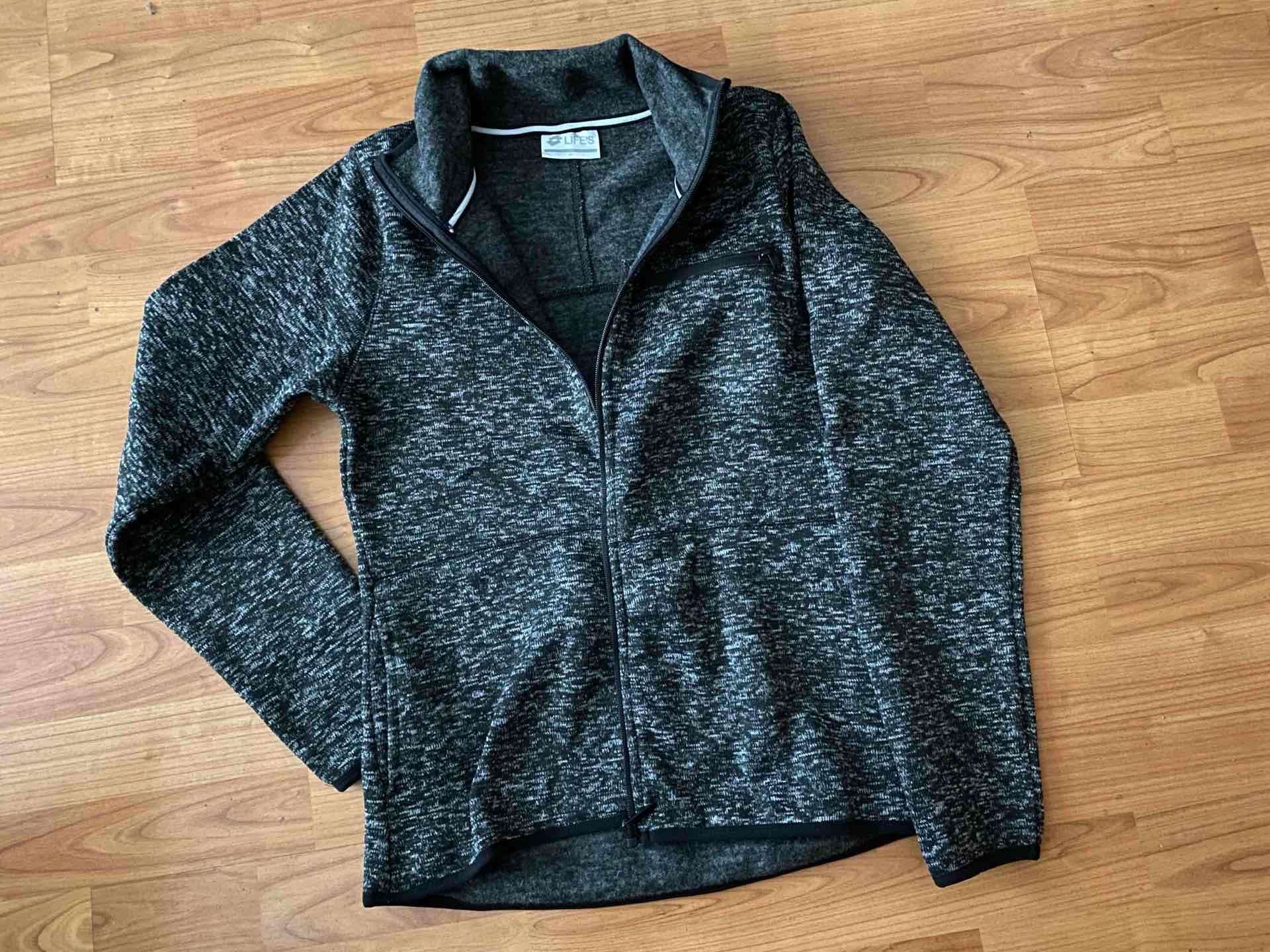 Chaqueta deportiva gris con cremallera