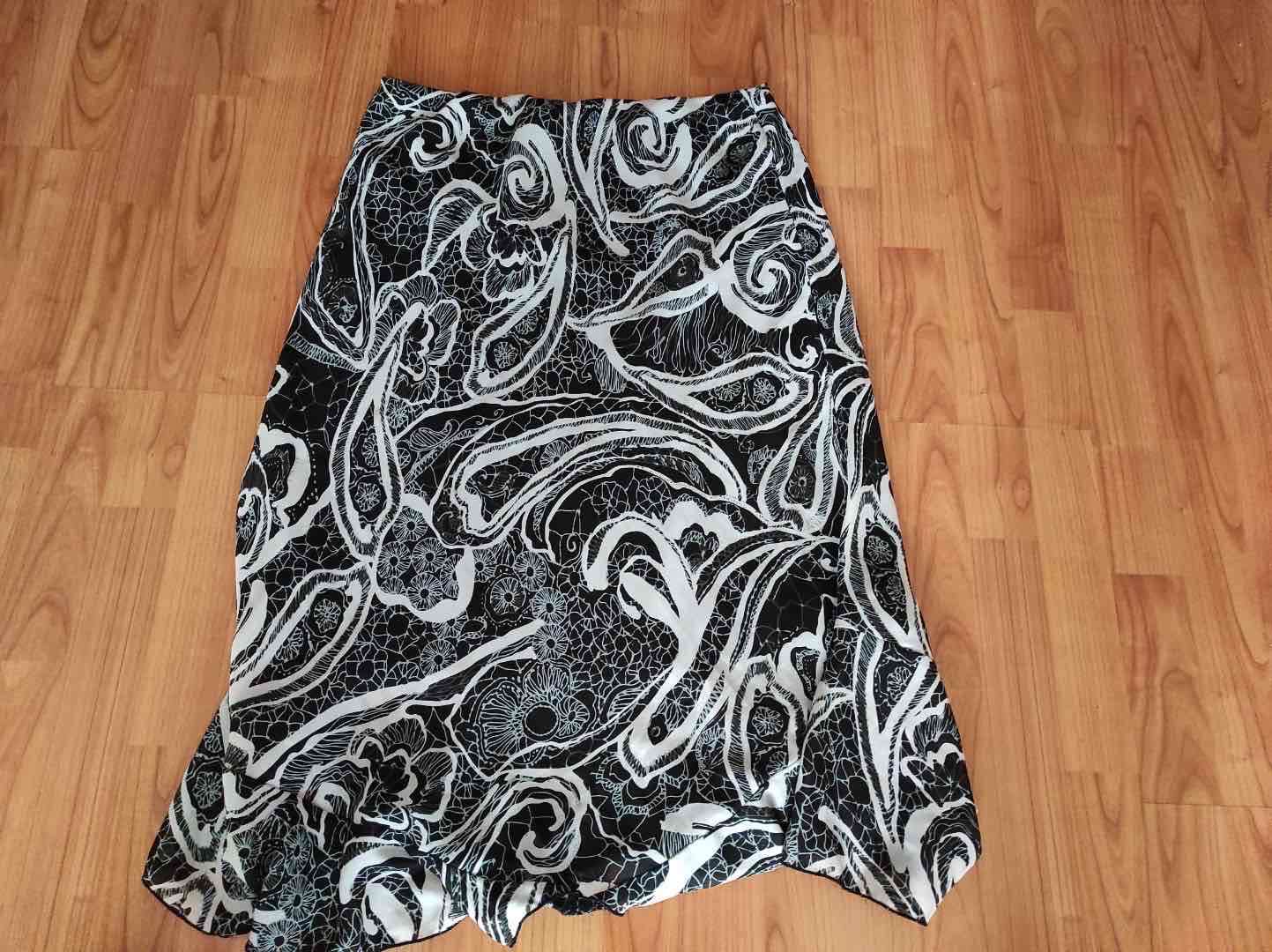 Falda estampada blanco y negro