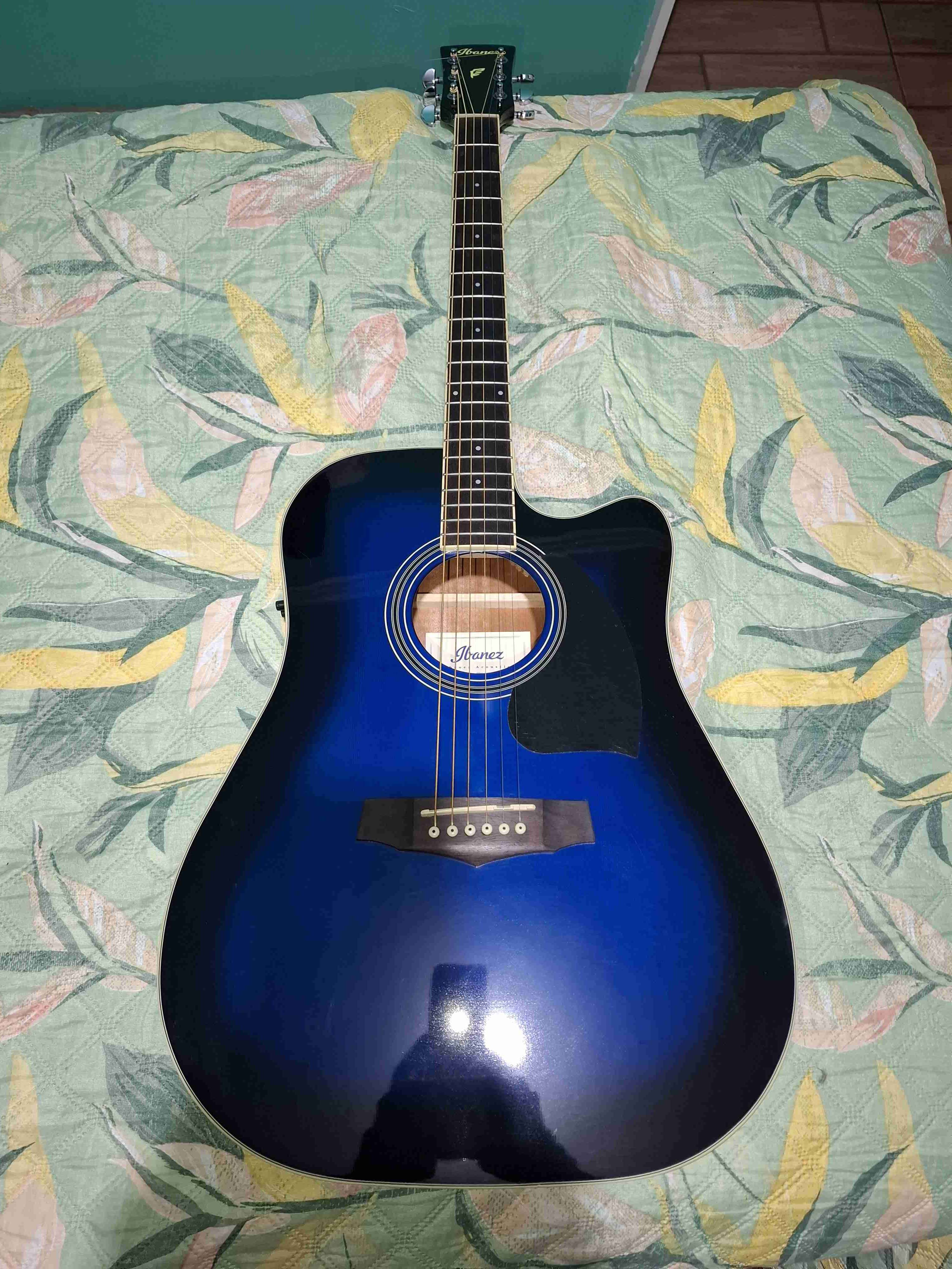Guitarra electroacústica azul Ibanez