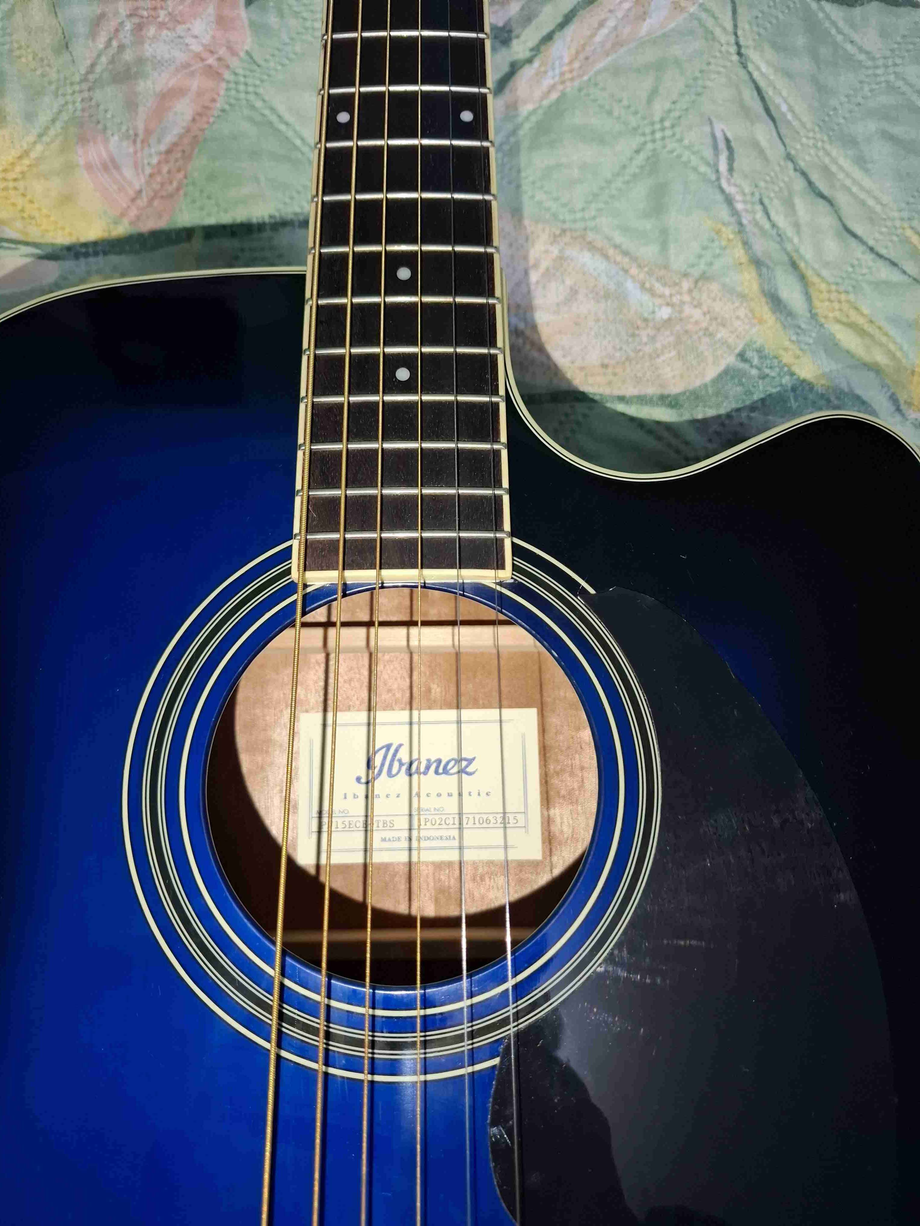 Guitarra electroacústica azul Ibanez - miniatura 2