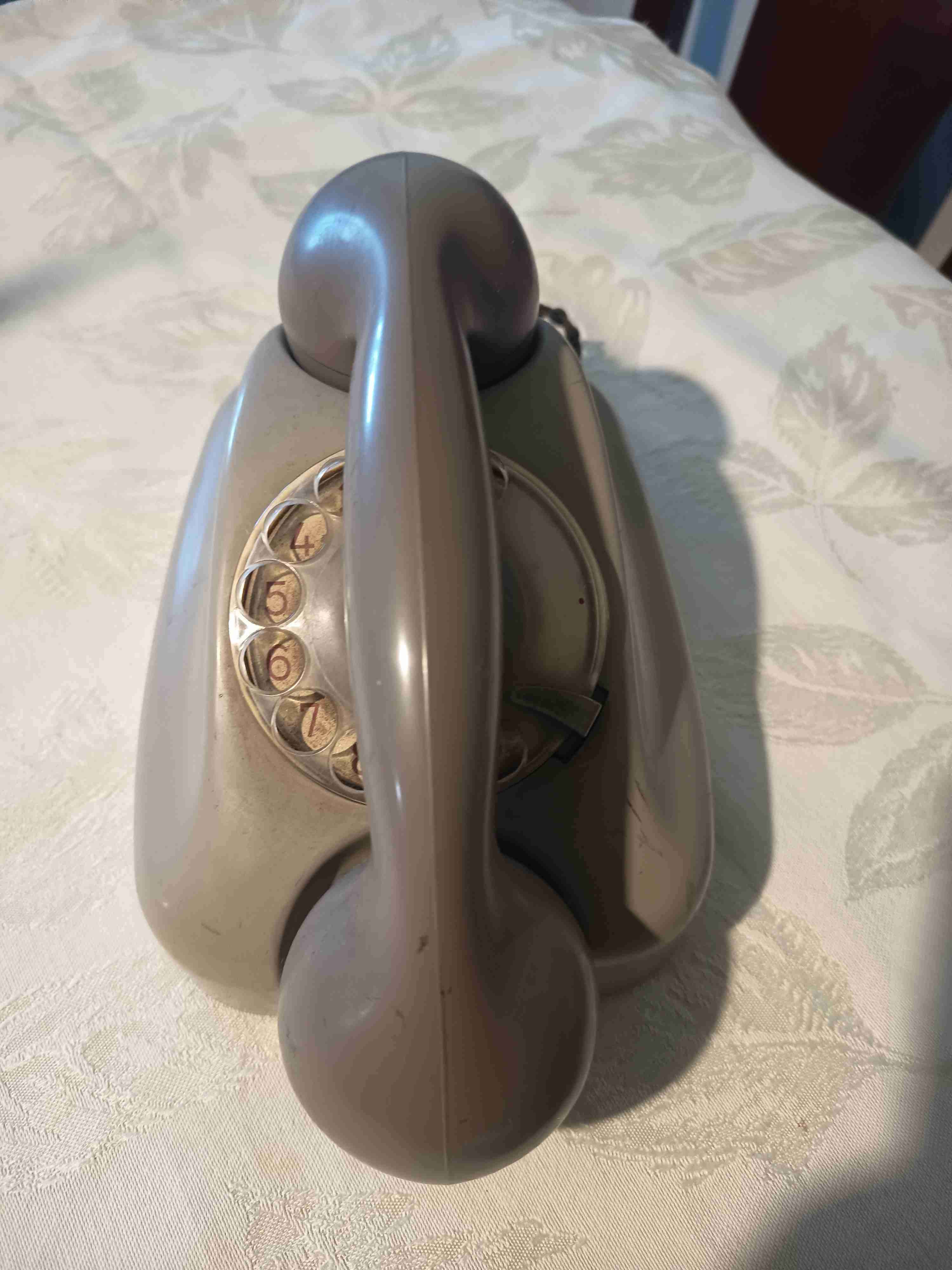 Teléfono antiguo gris