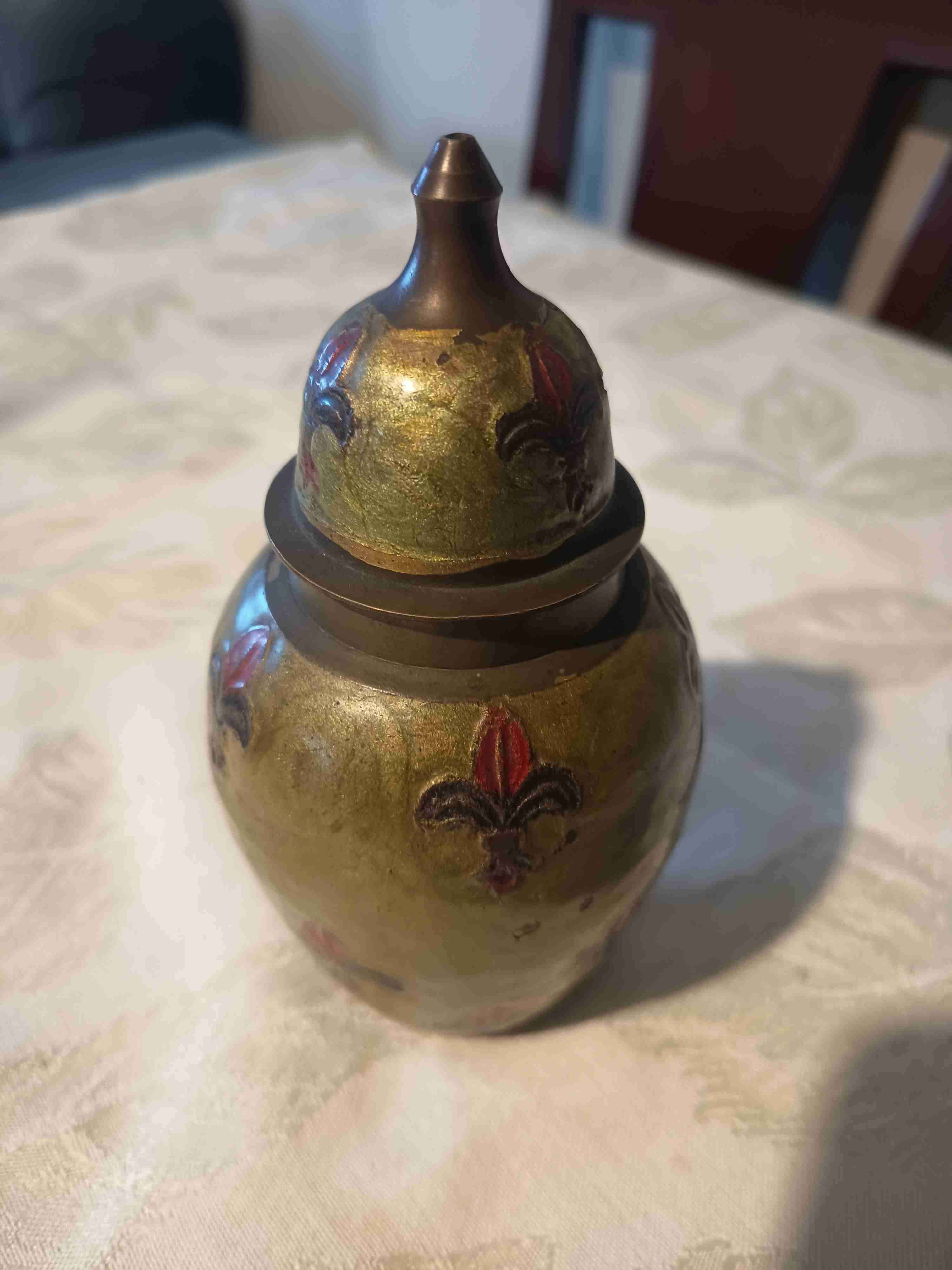 Pequeño jarrón de bronce decorativo