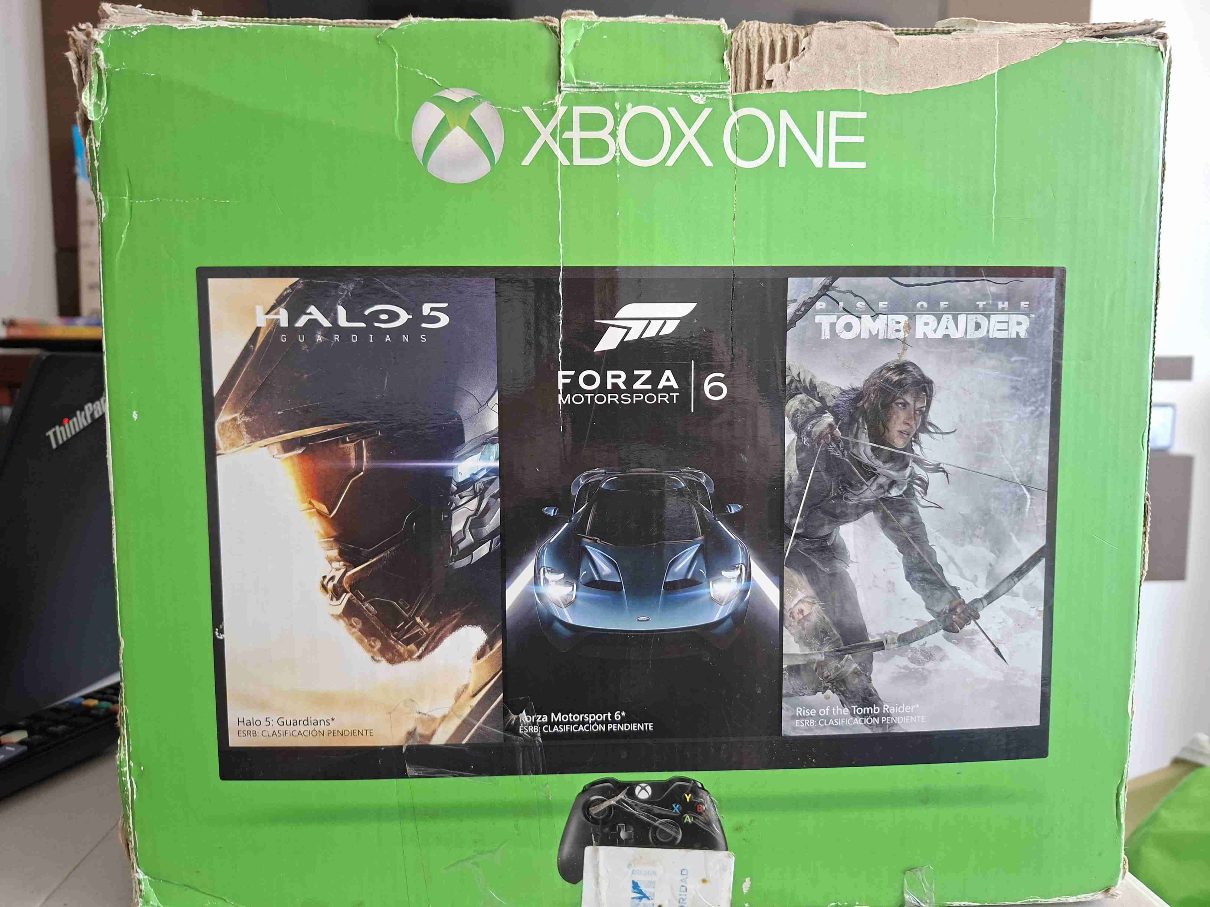 Xbox One con caja, control y juegos