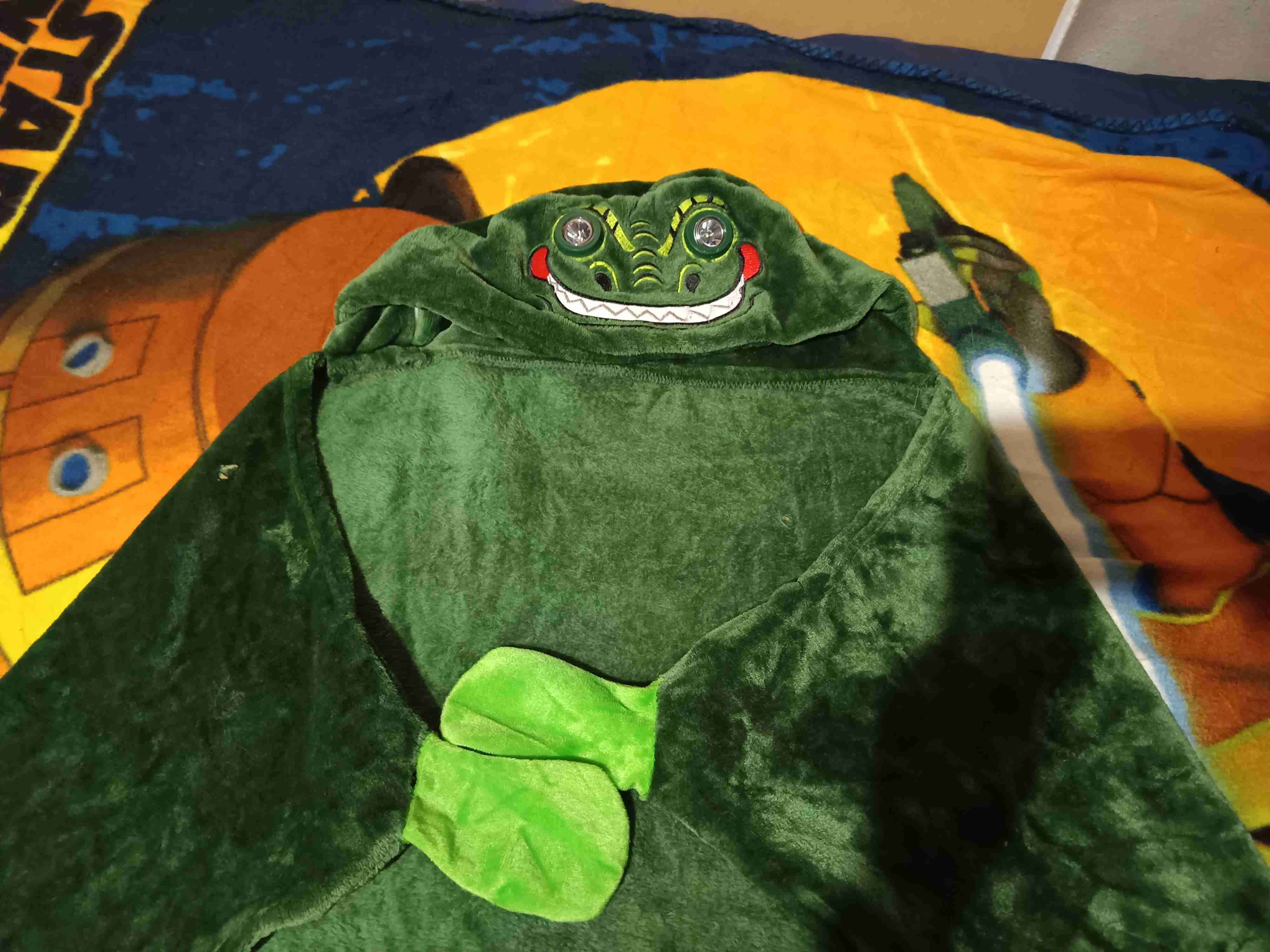 Bata con capucha de dinosaurio