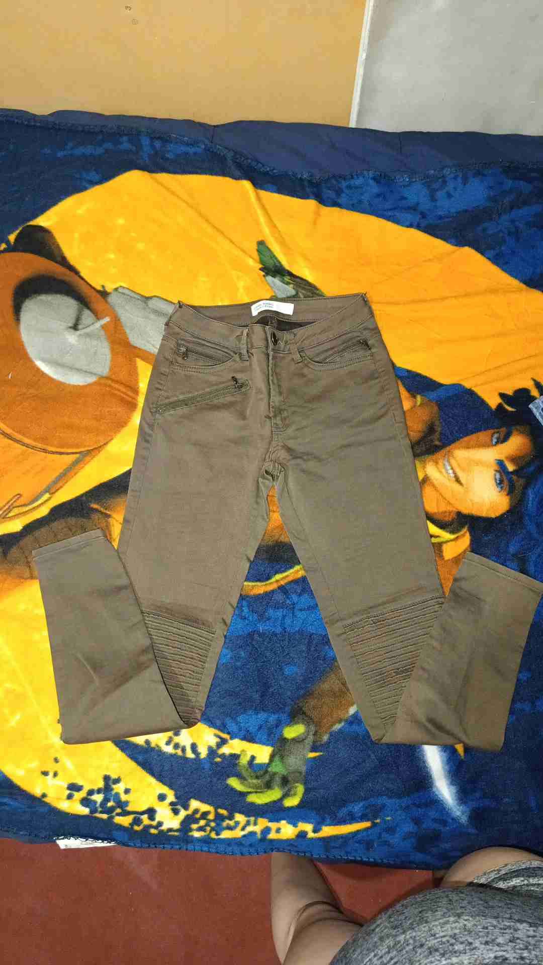 Pantalones tipo khaki nuevo