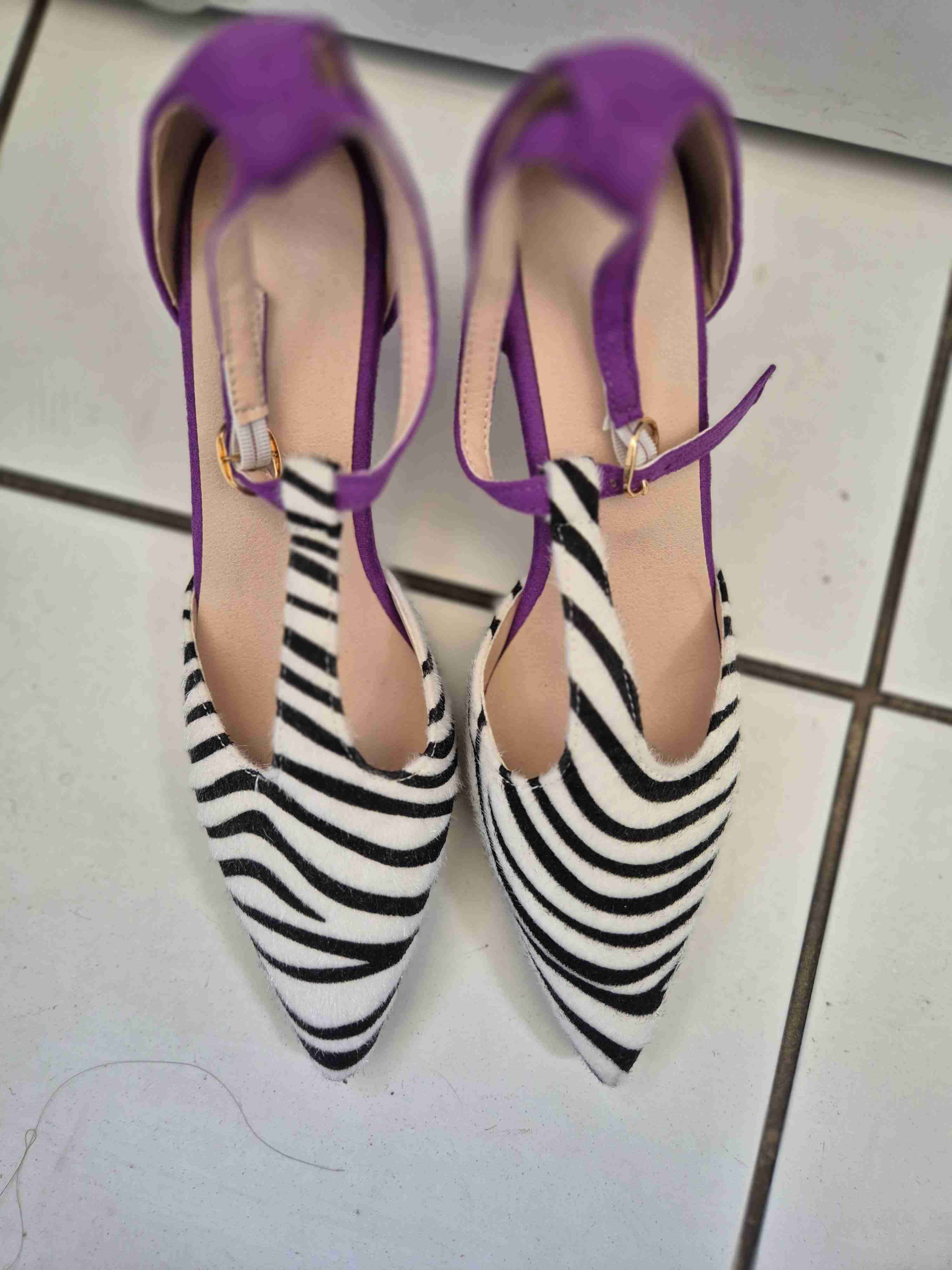 Zapatos de tacón rayados morados