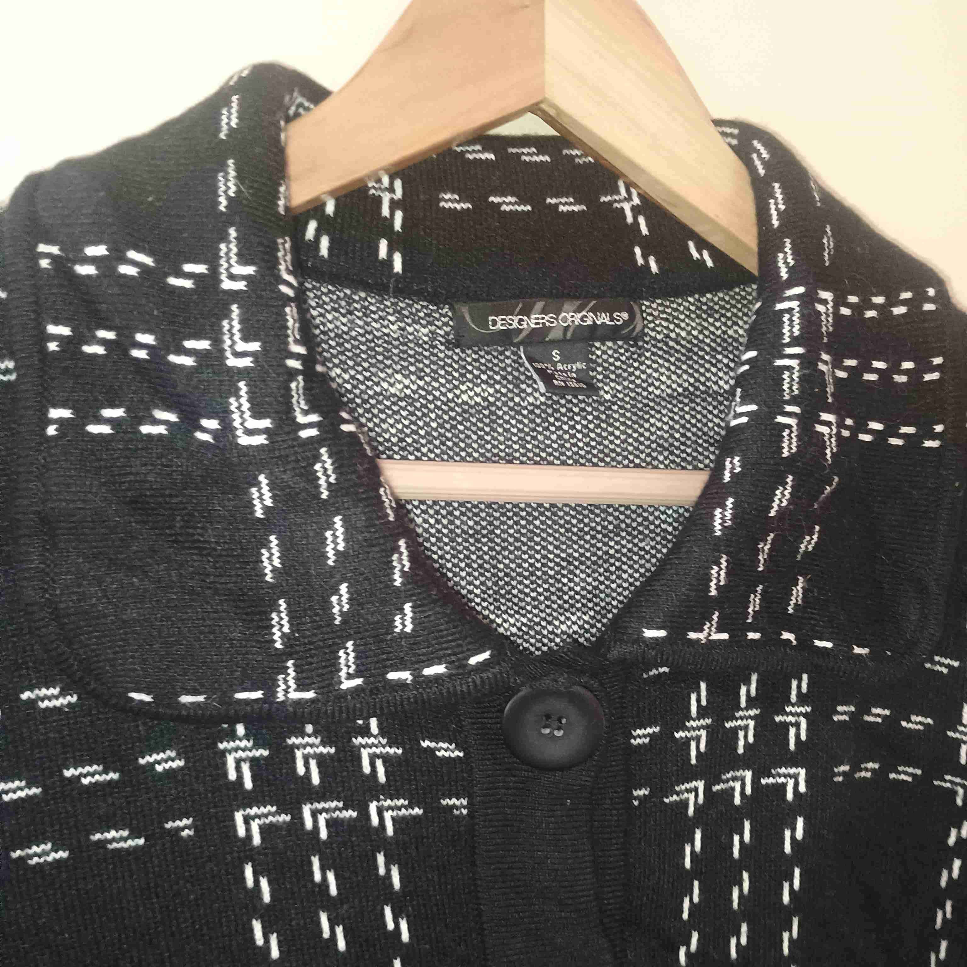 Chaqueta negra con patrones - miniatura 3