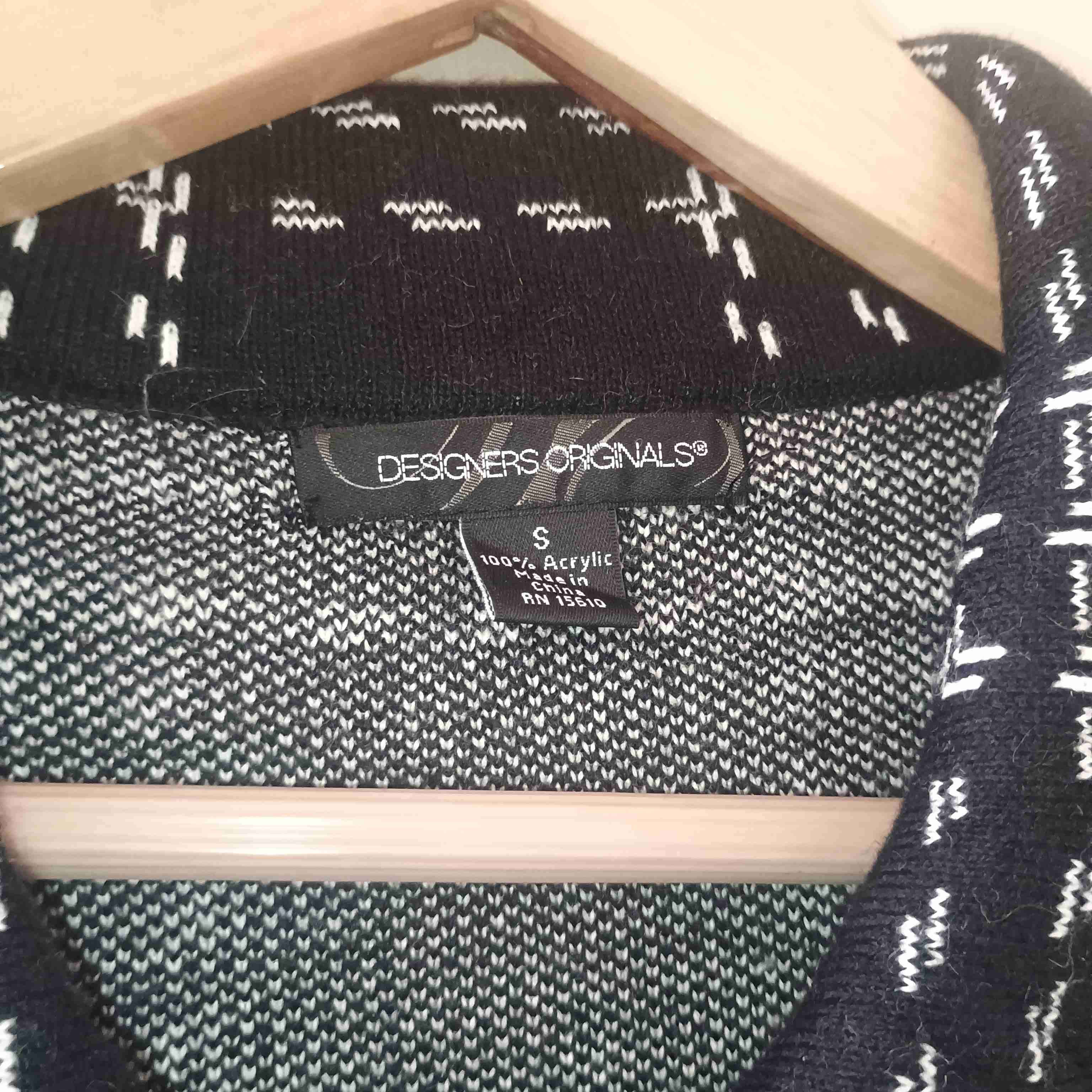 Chaqueta negra con patrones - miniatura 4