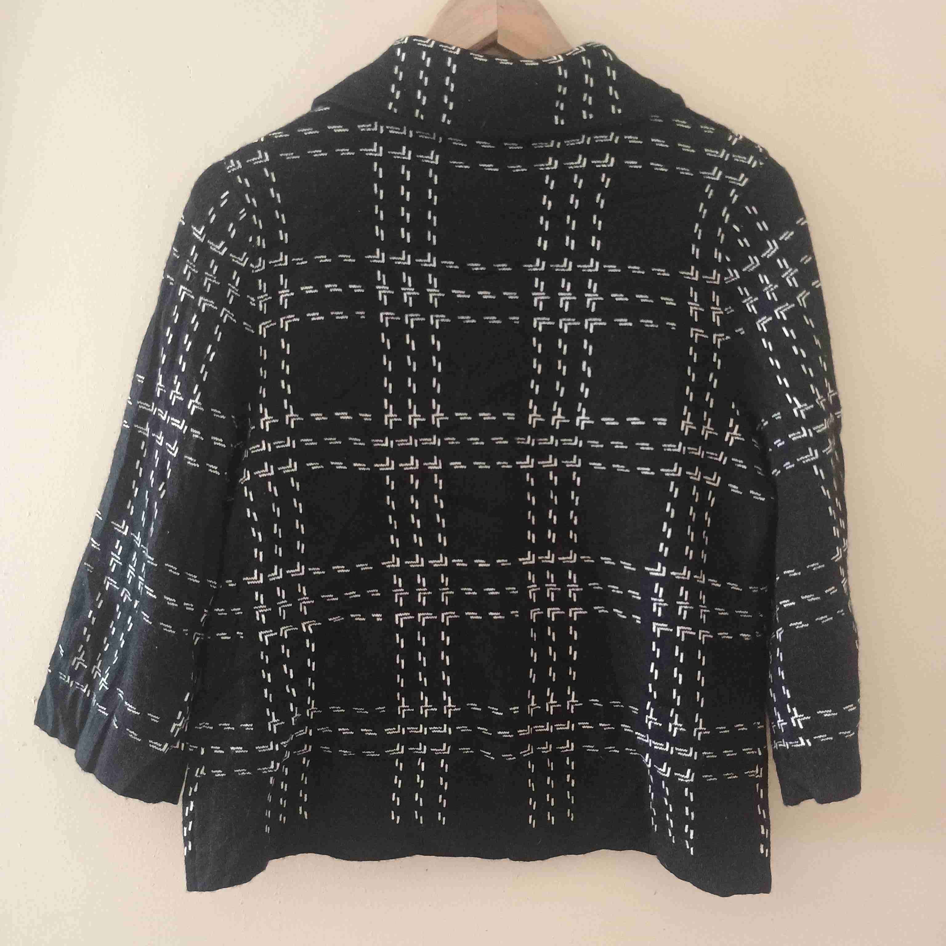 Chaqueta negra con patrones - miniatura 5