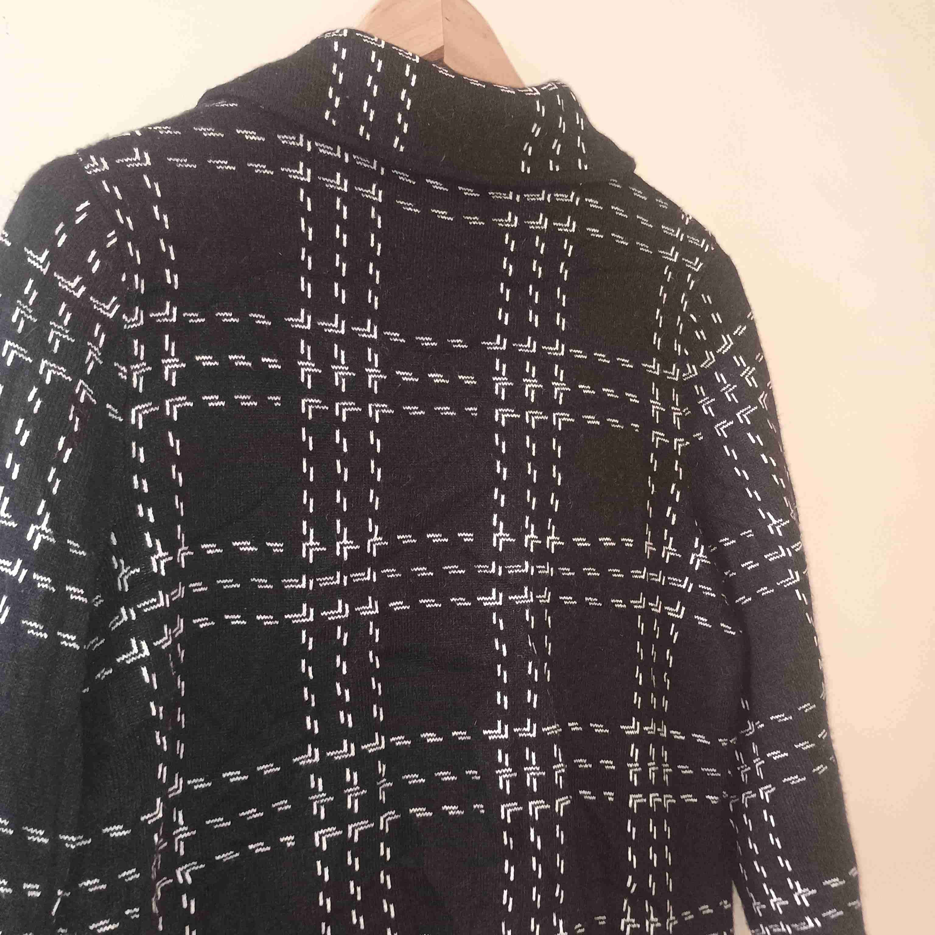 Chaqueta negra con patrones - miniatura 6