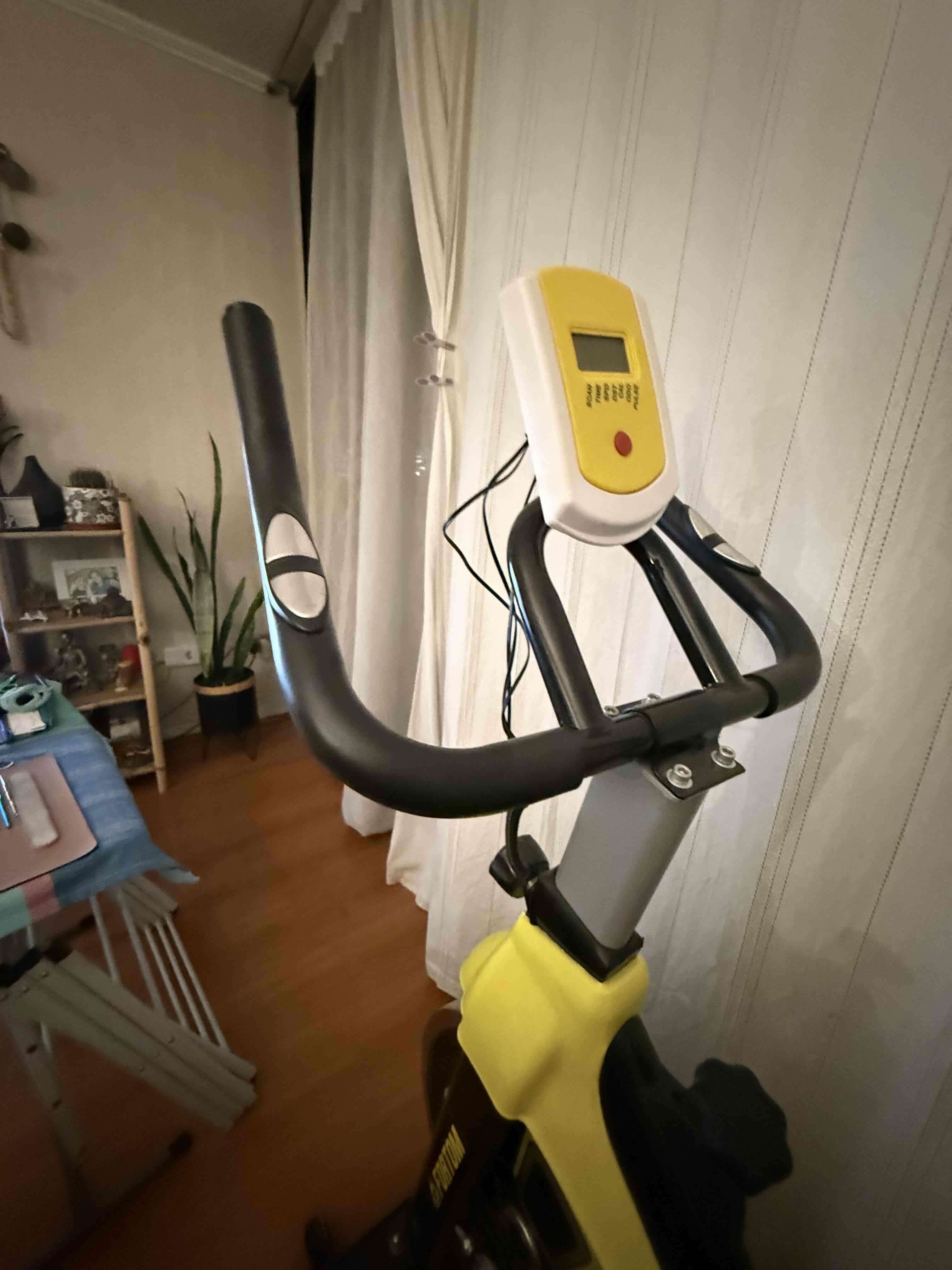 Bicicleta estática amarilla spinning