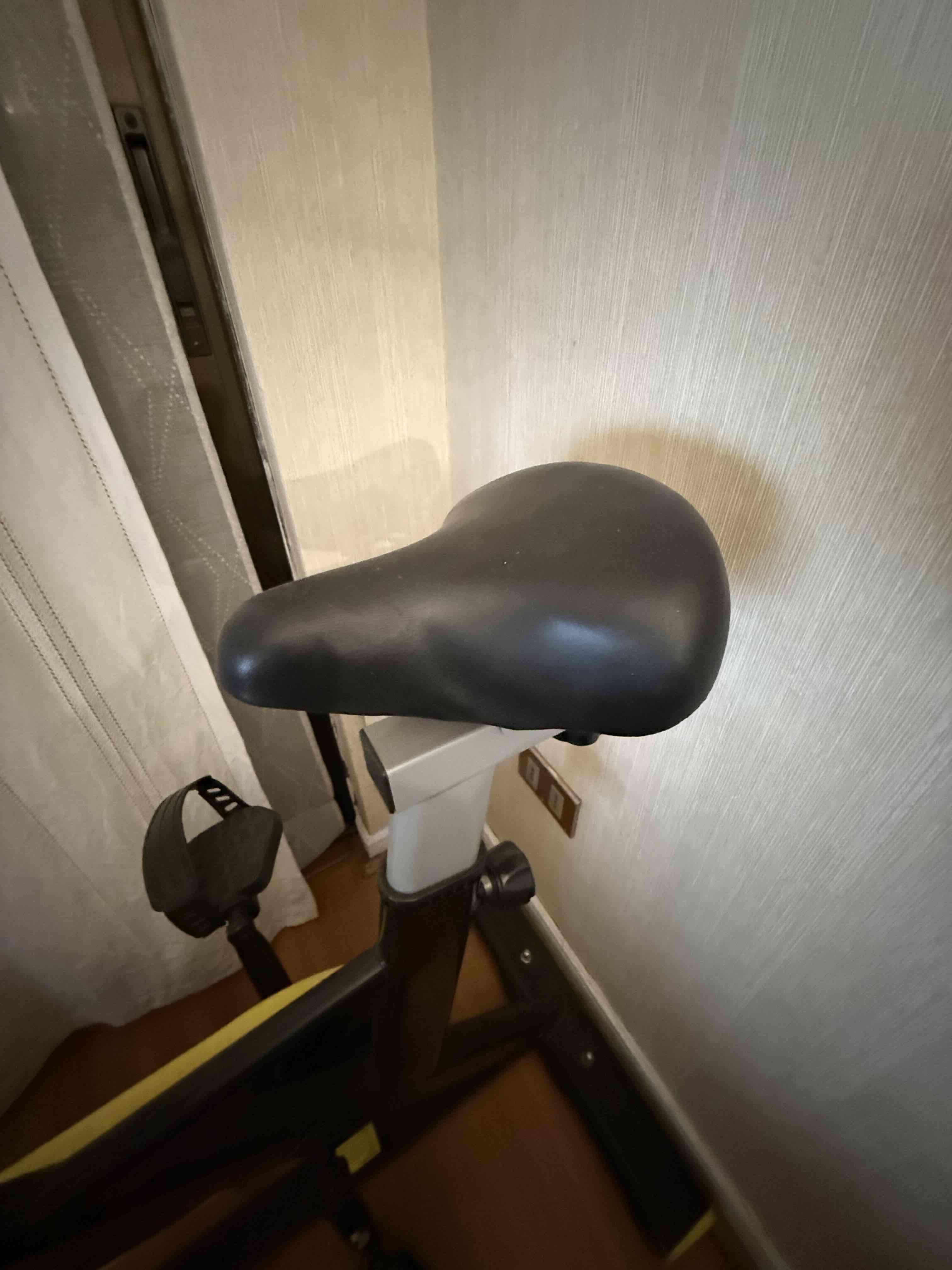 Bicicleta estática amarilla spinning - miniatura 2