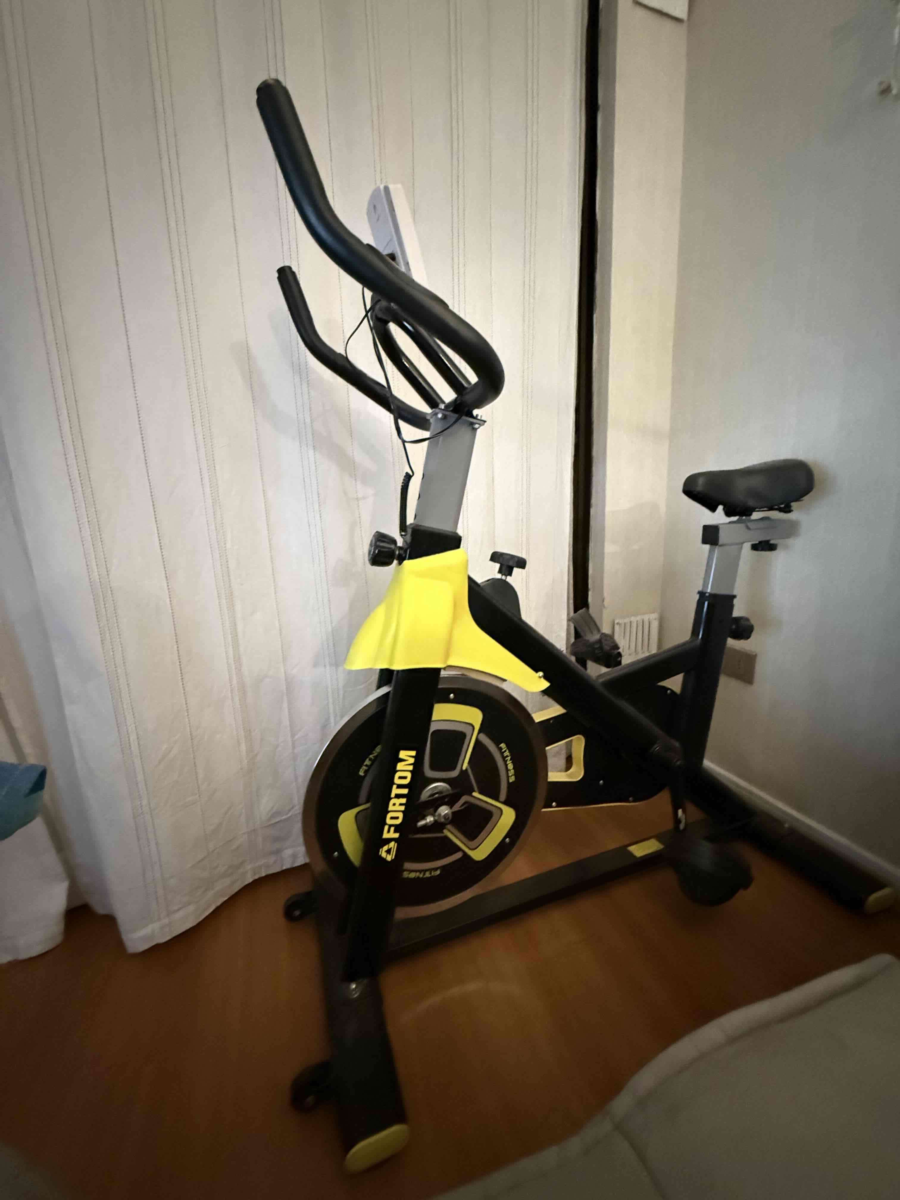 Bicicleta estática amarilla spinning - miniatura 4