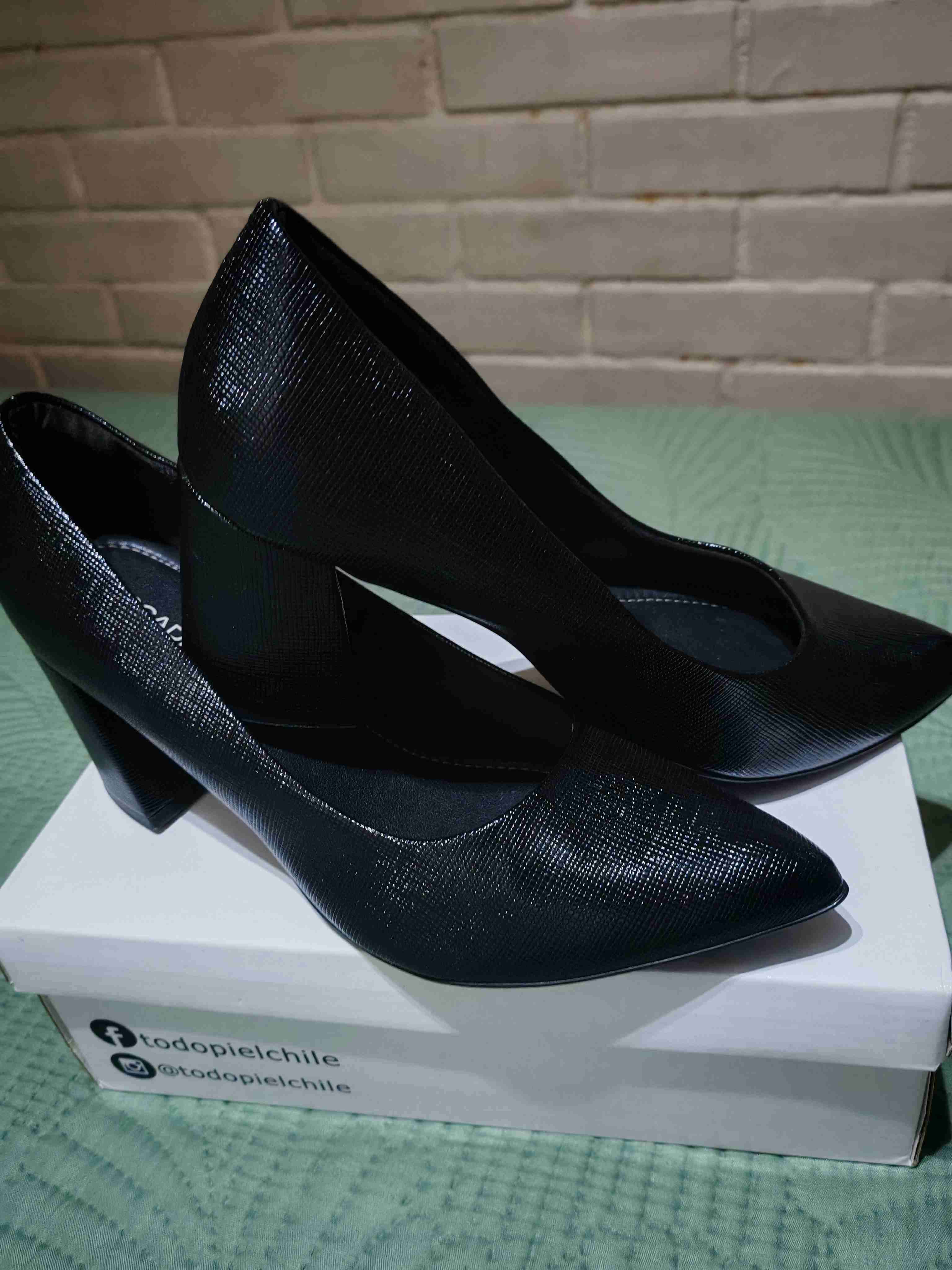 Tacones negros texturizados