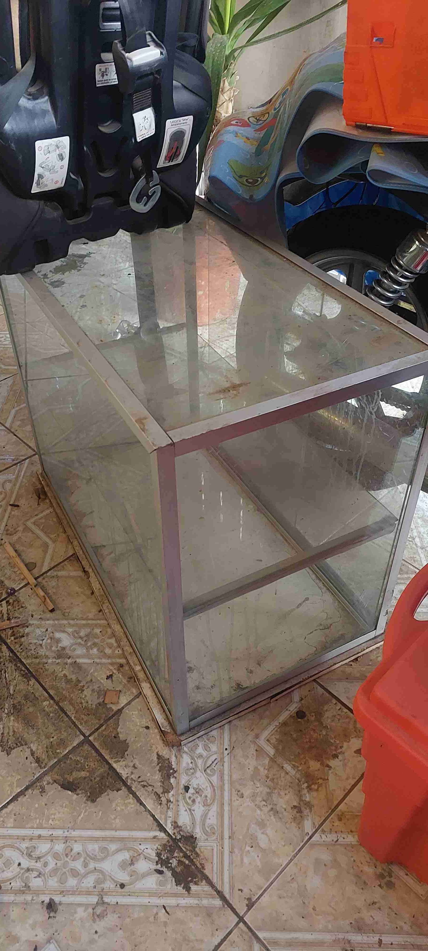 Repisa de vidrio en buen estado