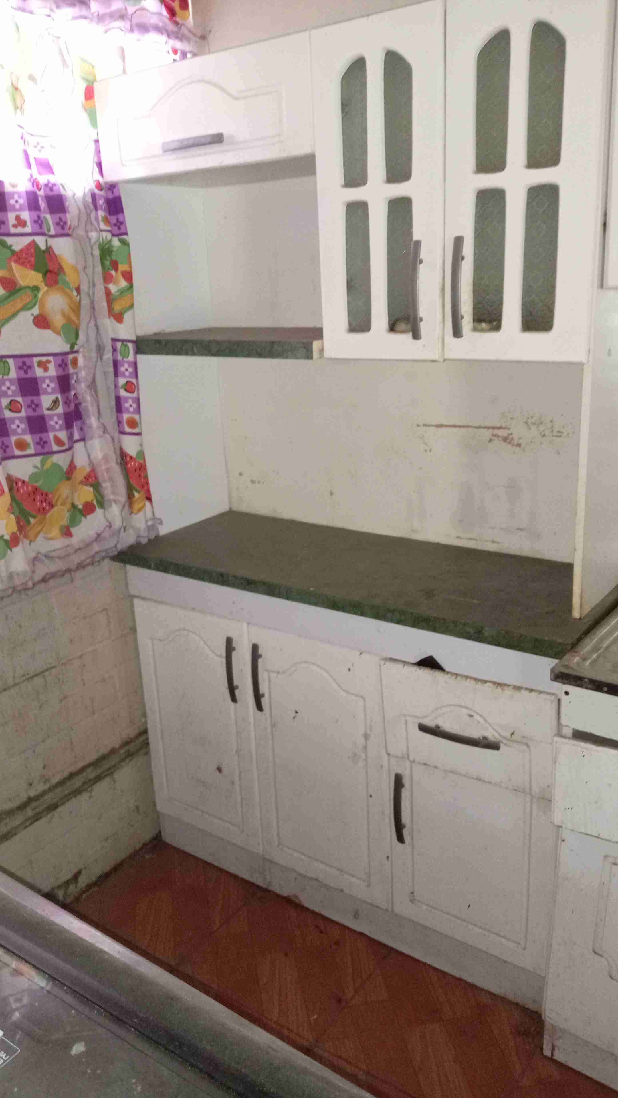 Mueble de cocina blanco con verde