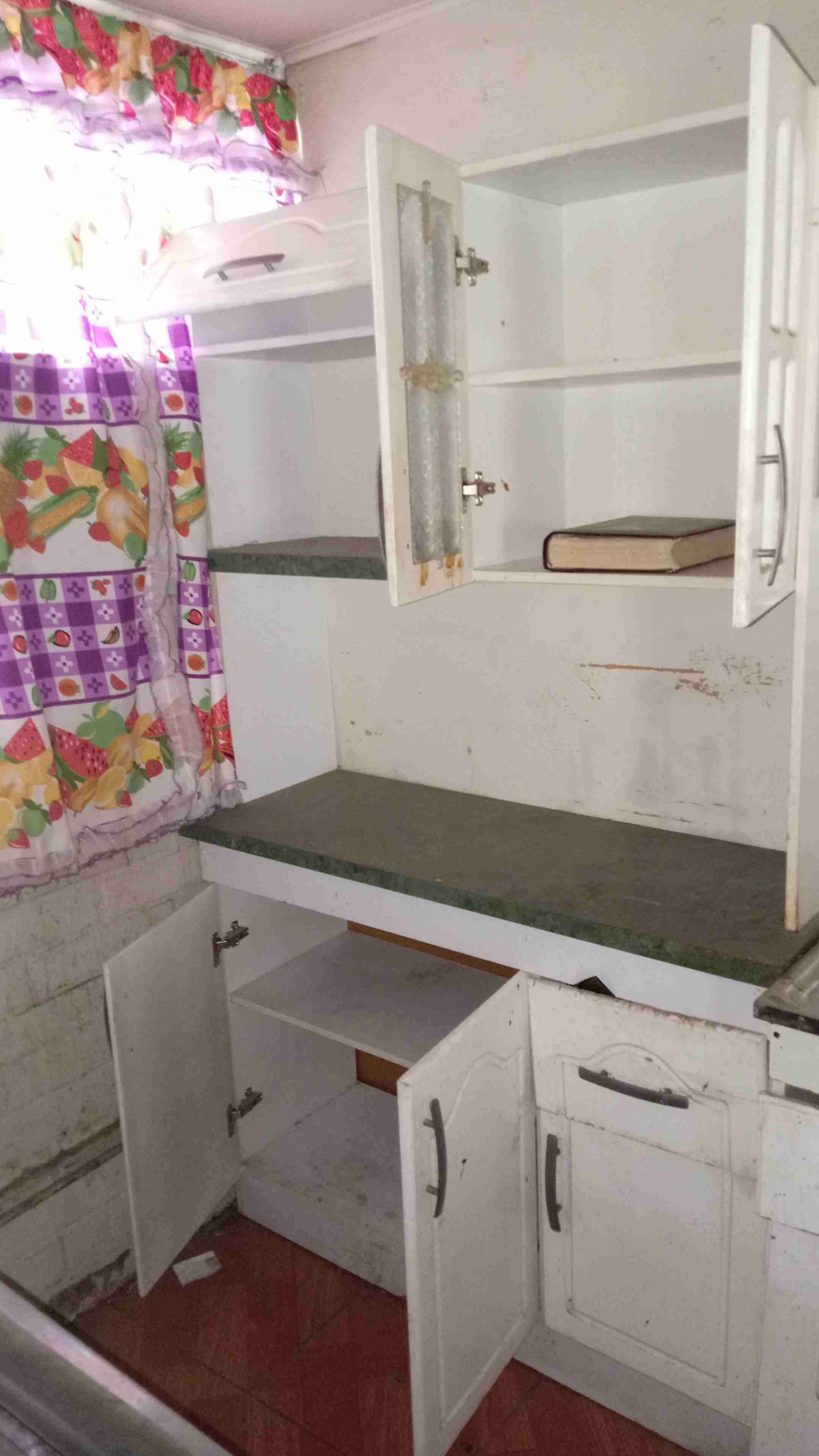 Mueble de cocina blanco con verde - miniatura 2