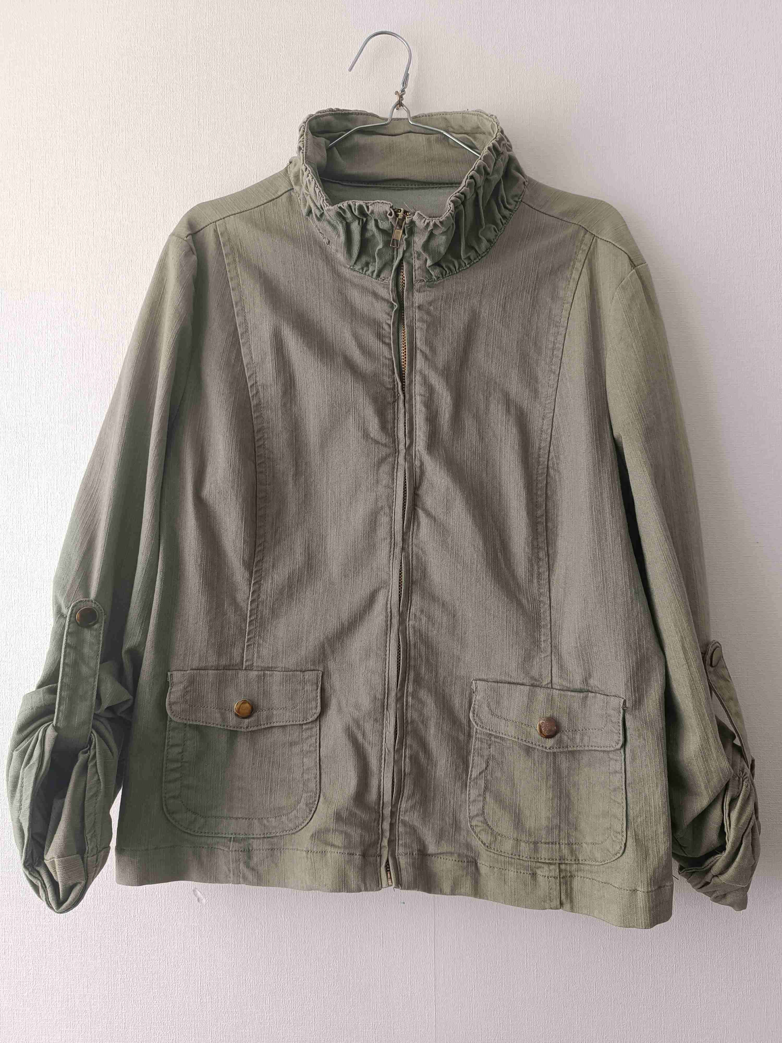 Chaqueta verde militar con bolsillos