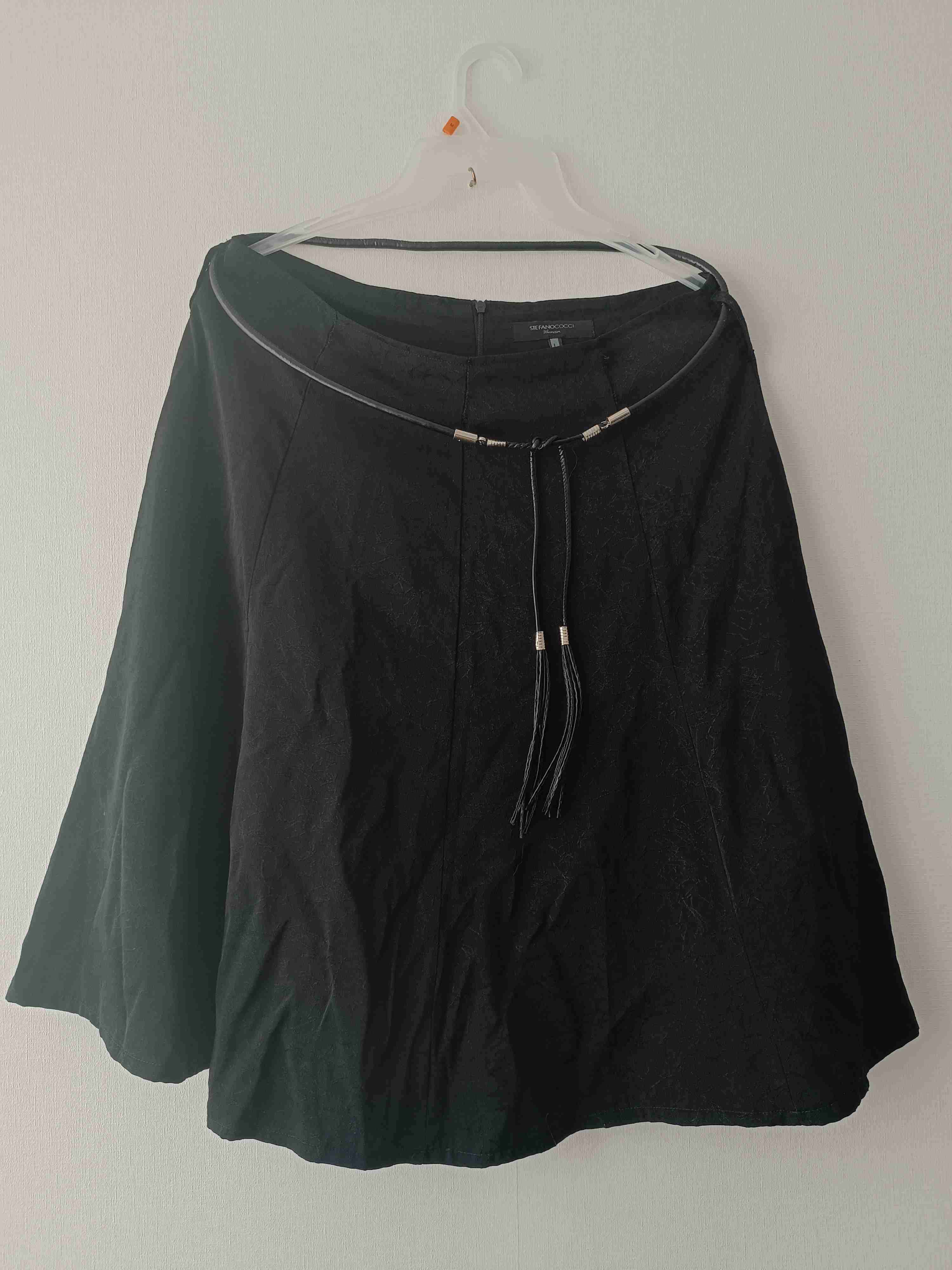 Falda negra con cinturón