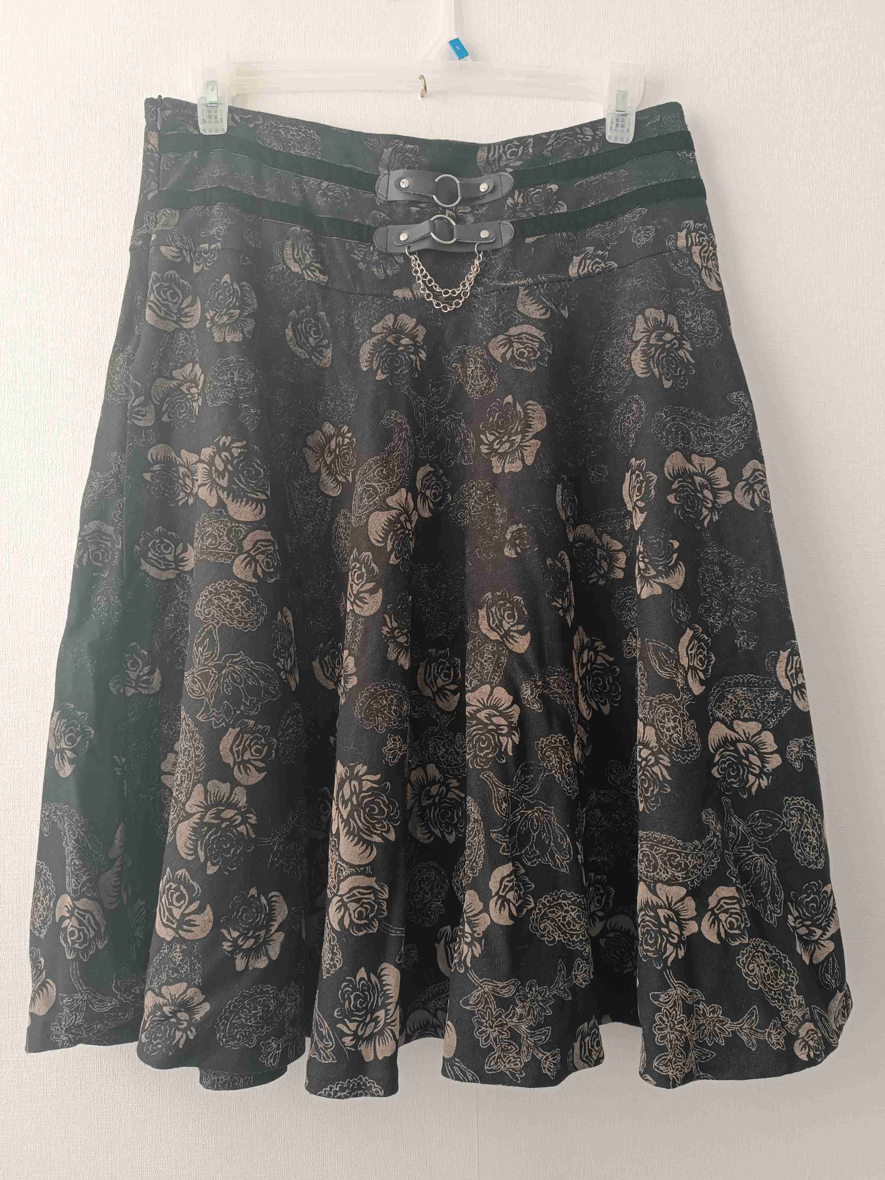 Falda estampada negra con cadena