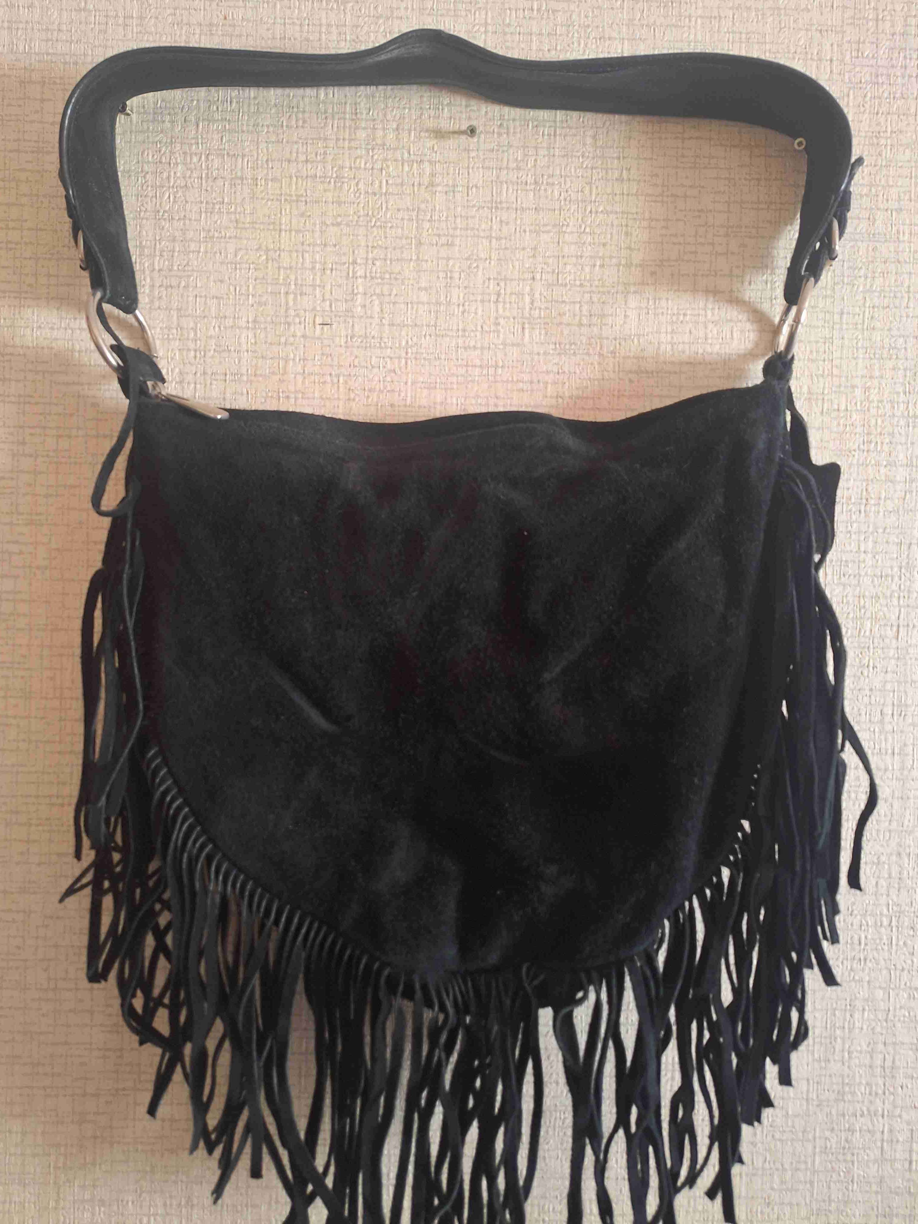 Cartera negra con flecos