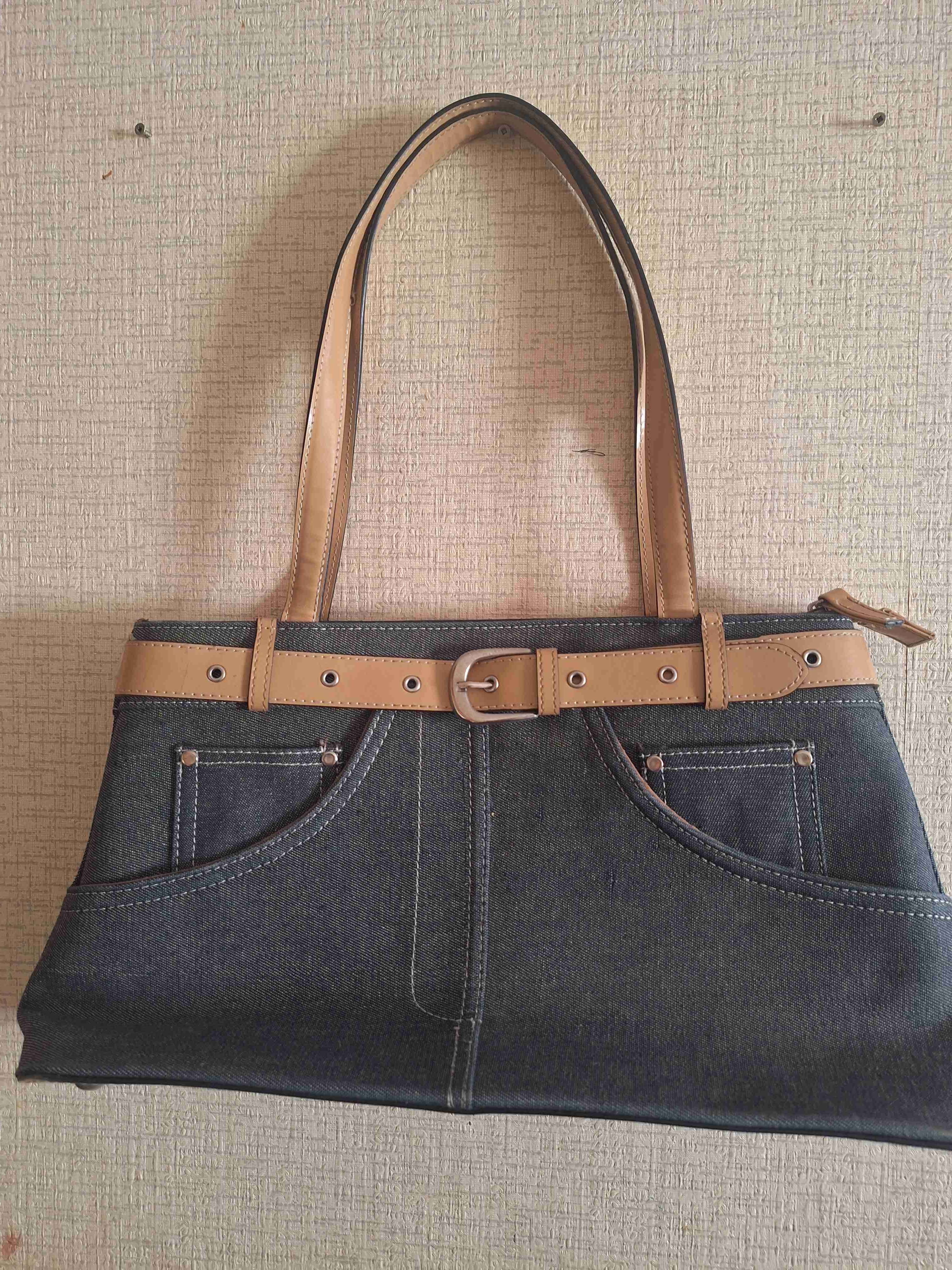 Cartera de mezclilla con detalles