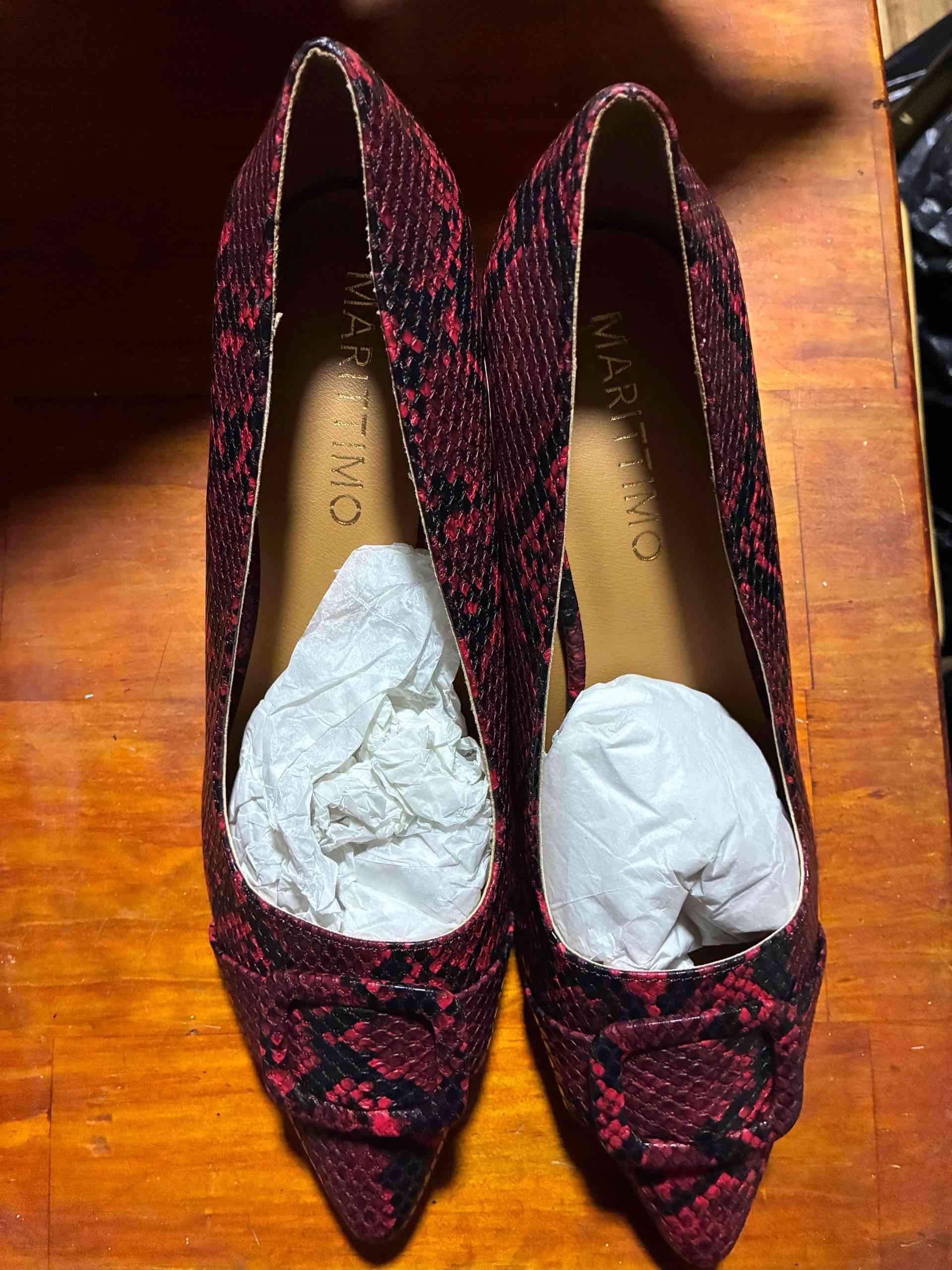 Zapatos de tacón rojo de serpiente