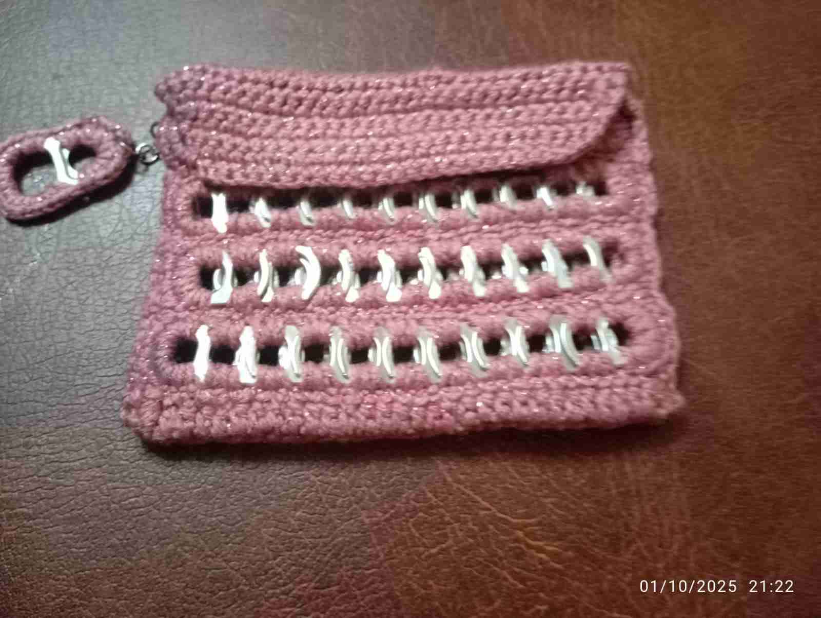 Monedero tejido con anillas