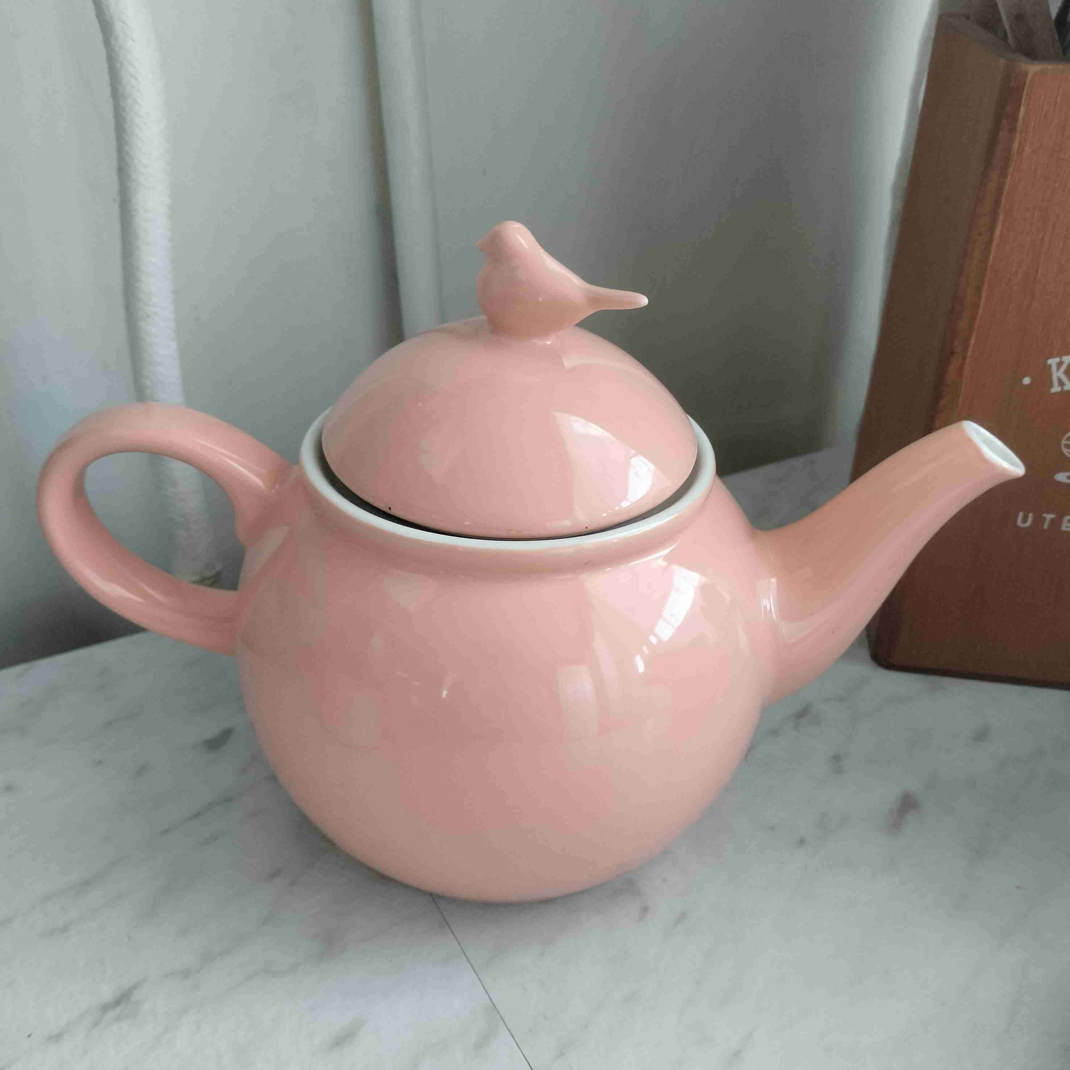 Tetera de cerámica rosada