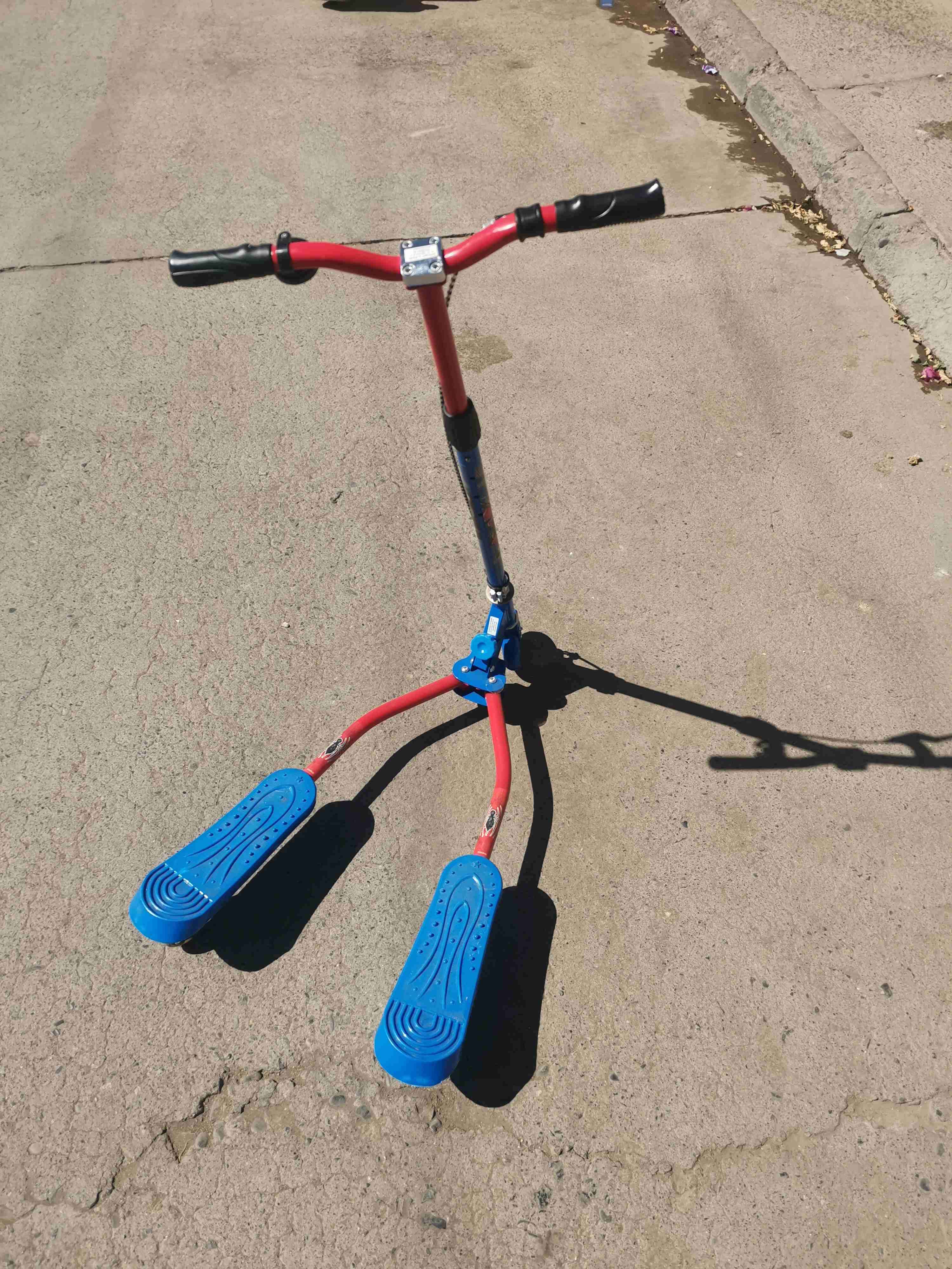 Scooter infantil rojo y azul