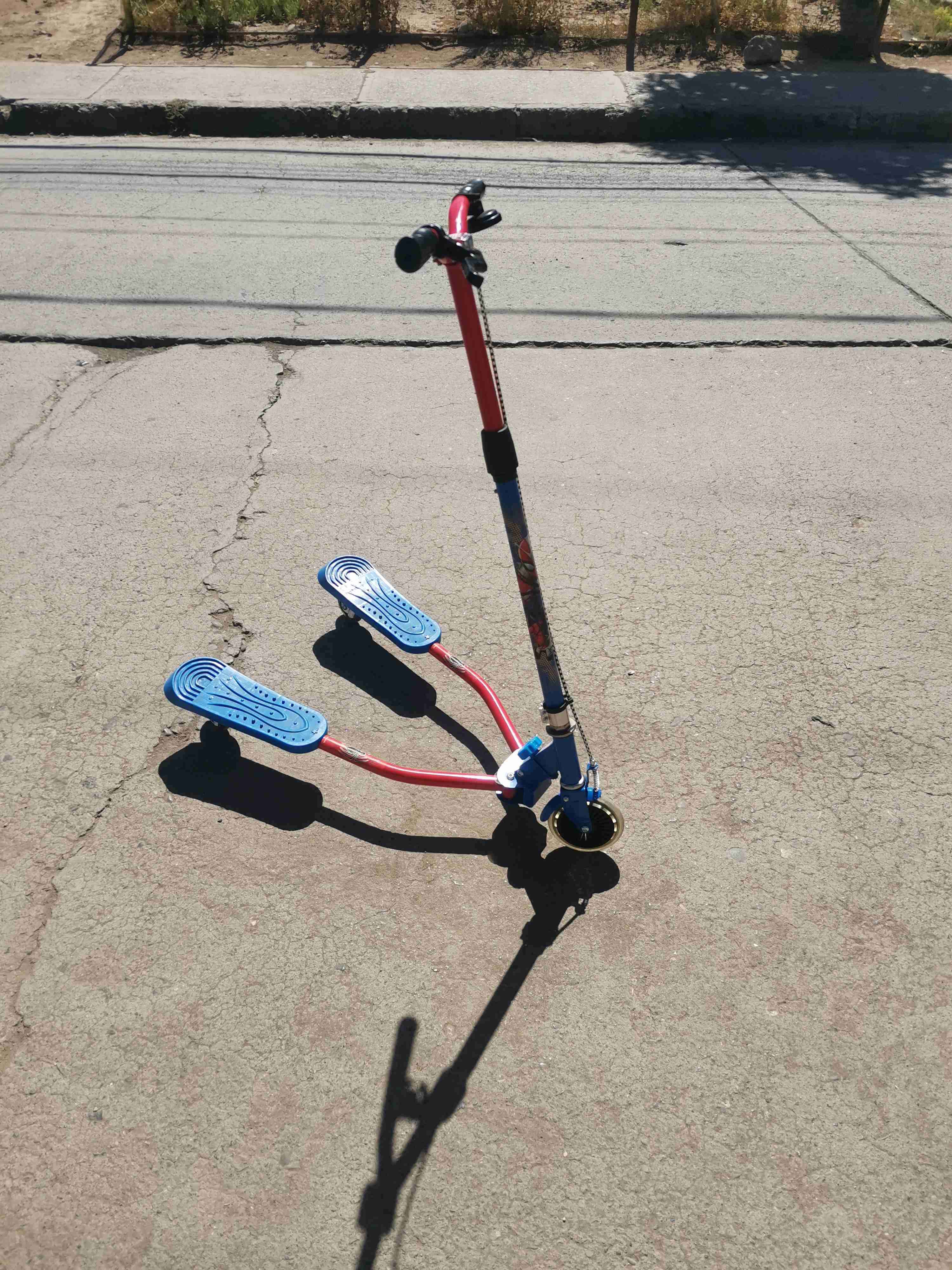 Scooter infantil rojo y azul - miniatura 4