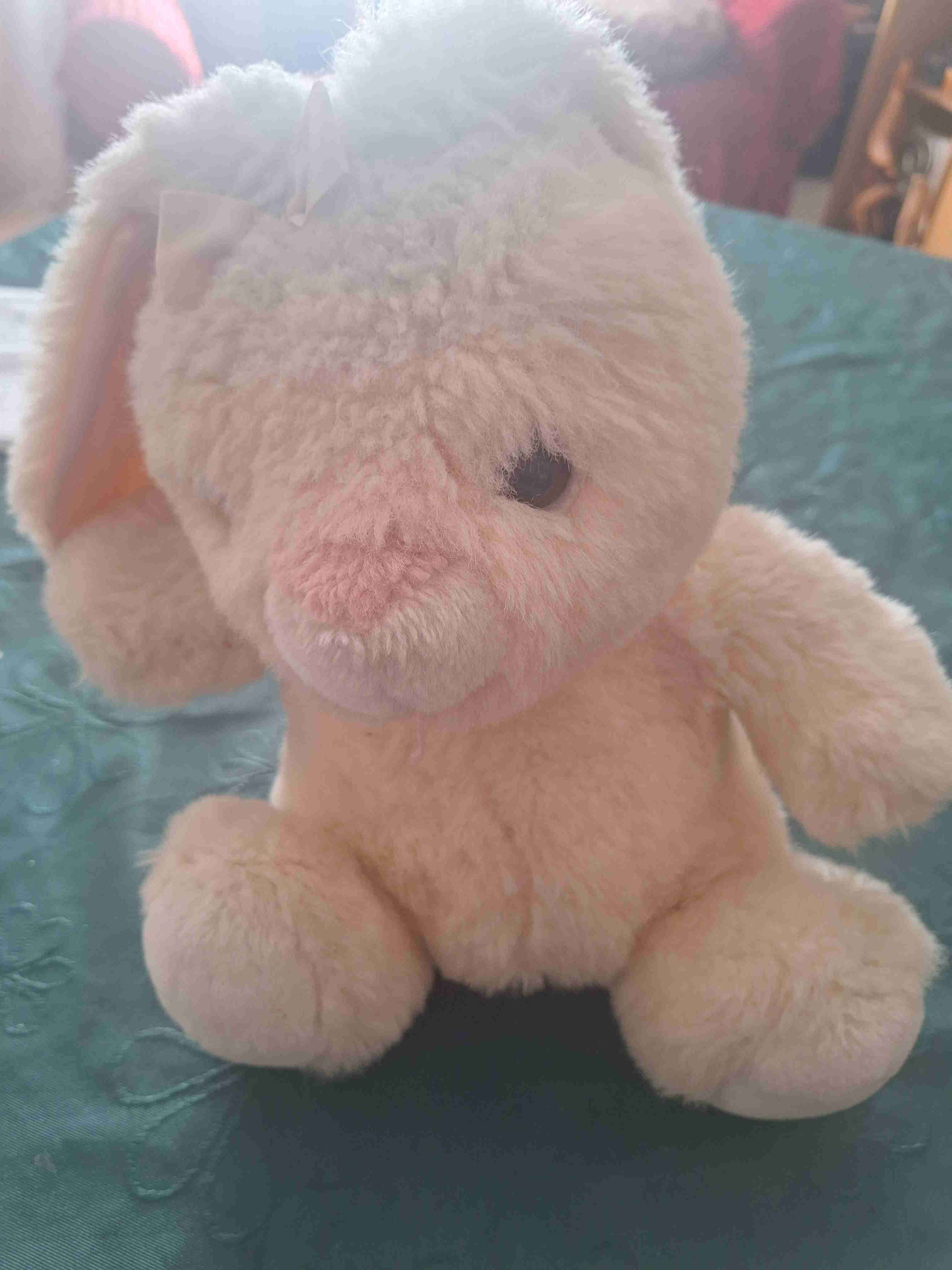 Peluche conejo rosado suave con detalle en oreja