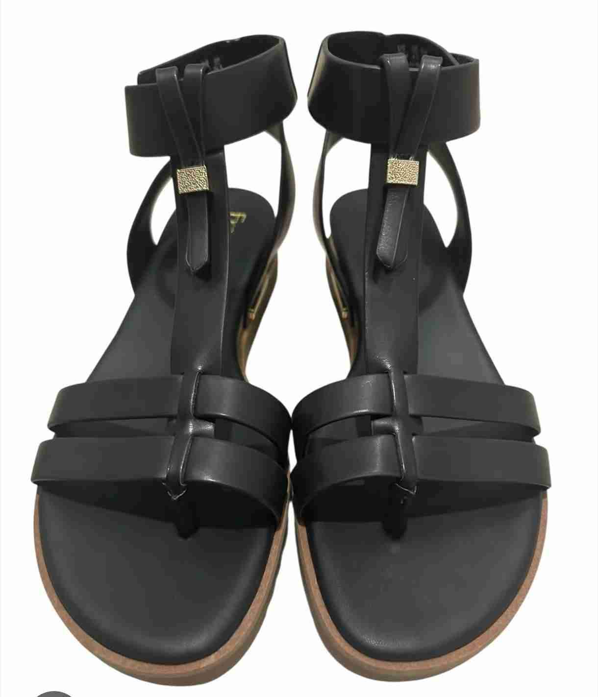 Sandalias negras de cuero