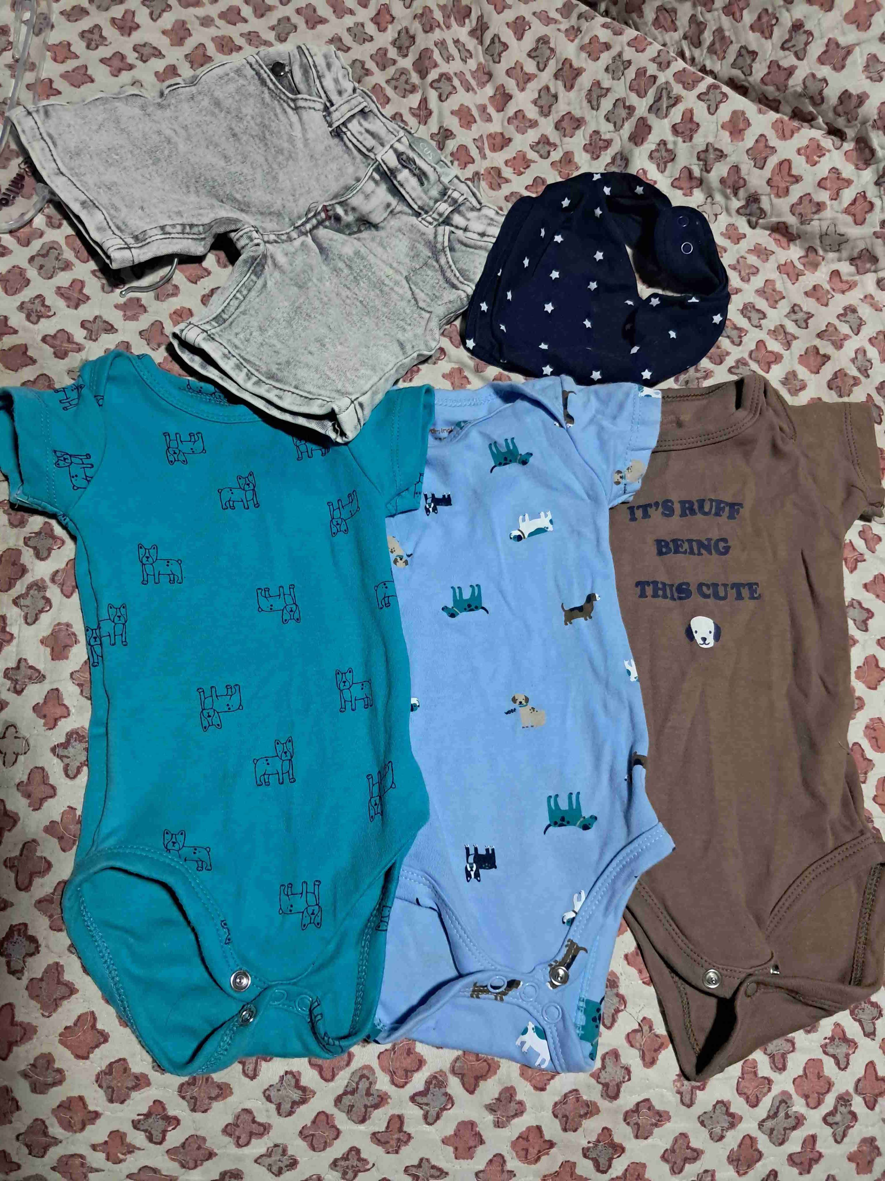 Ropa de bebé variada