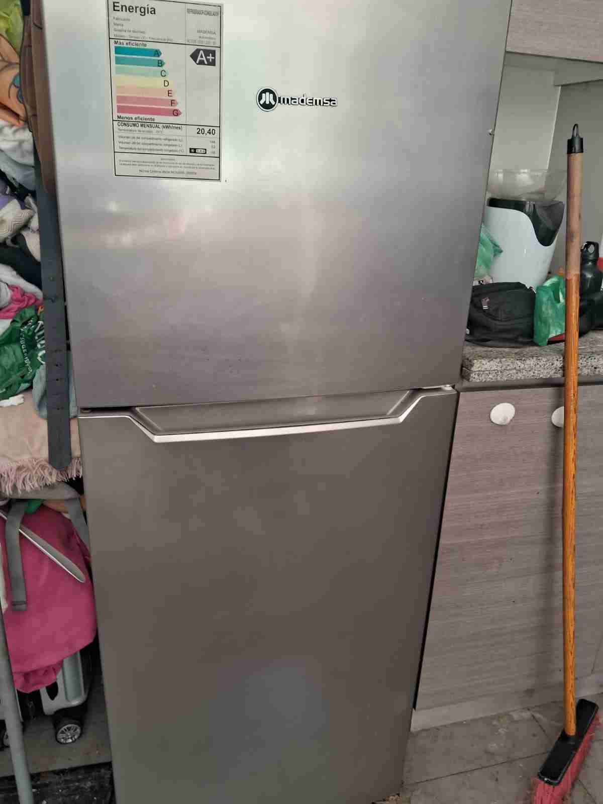Refrigerador Madensa plateado