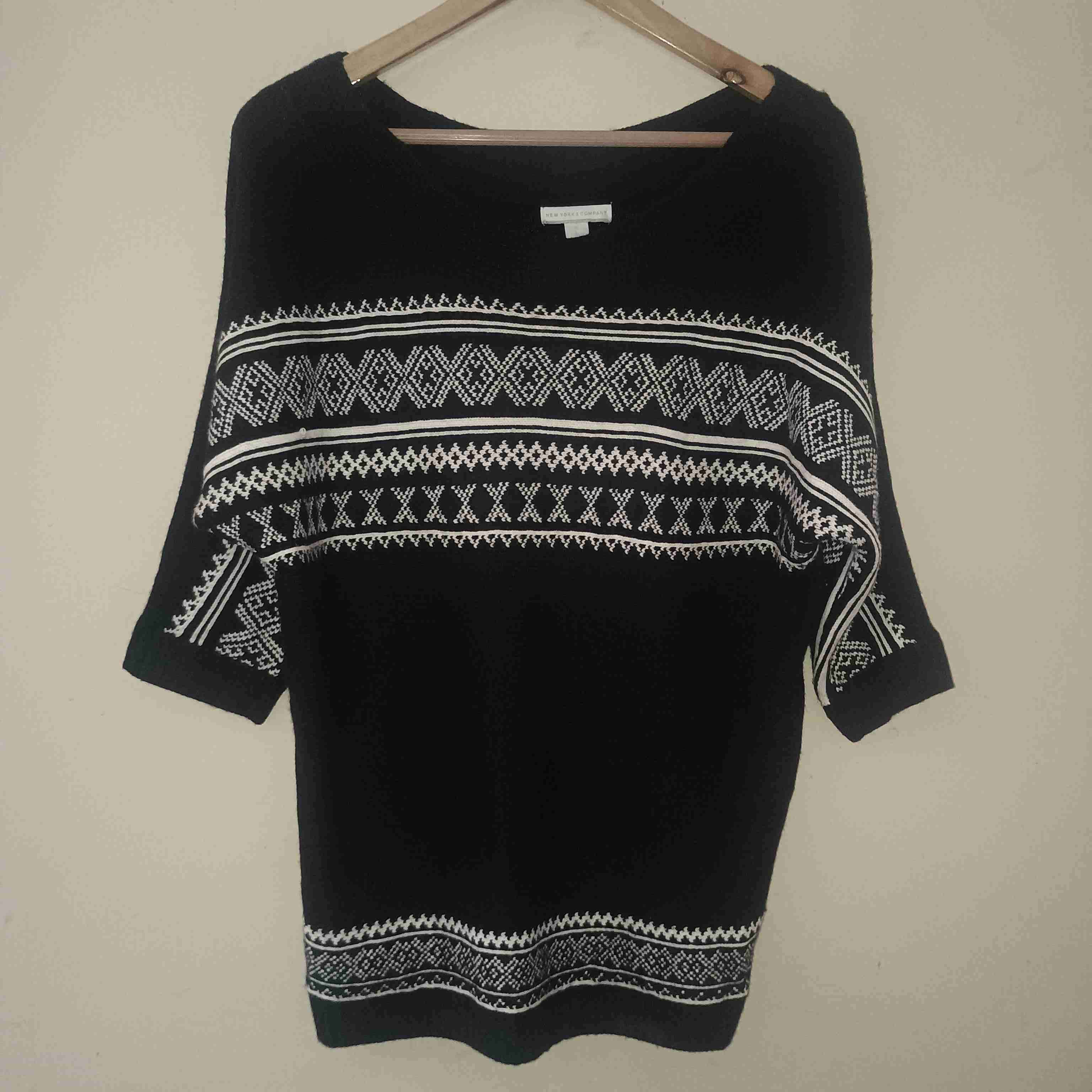 Suéter negro con diseño étnico - miniatura 2