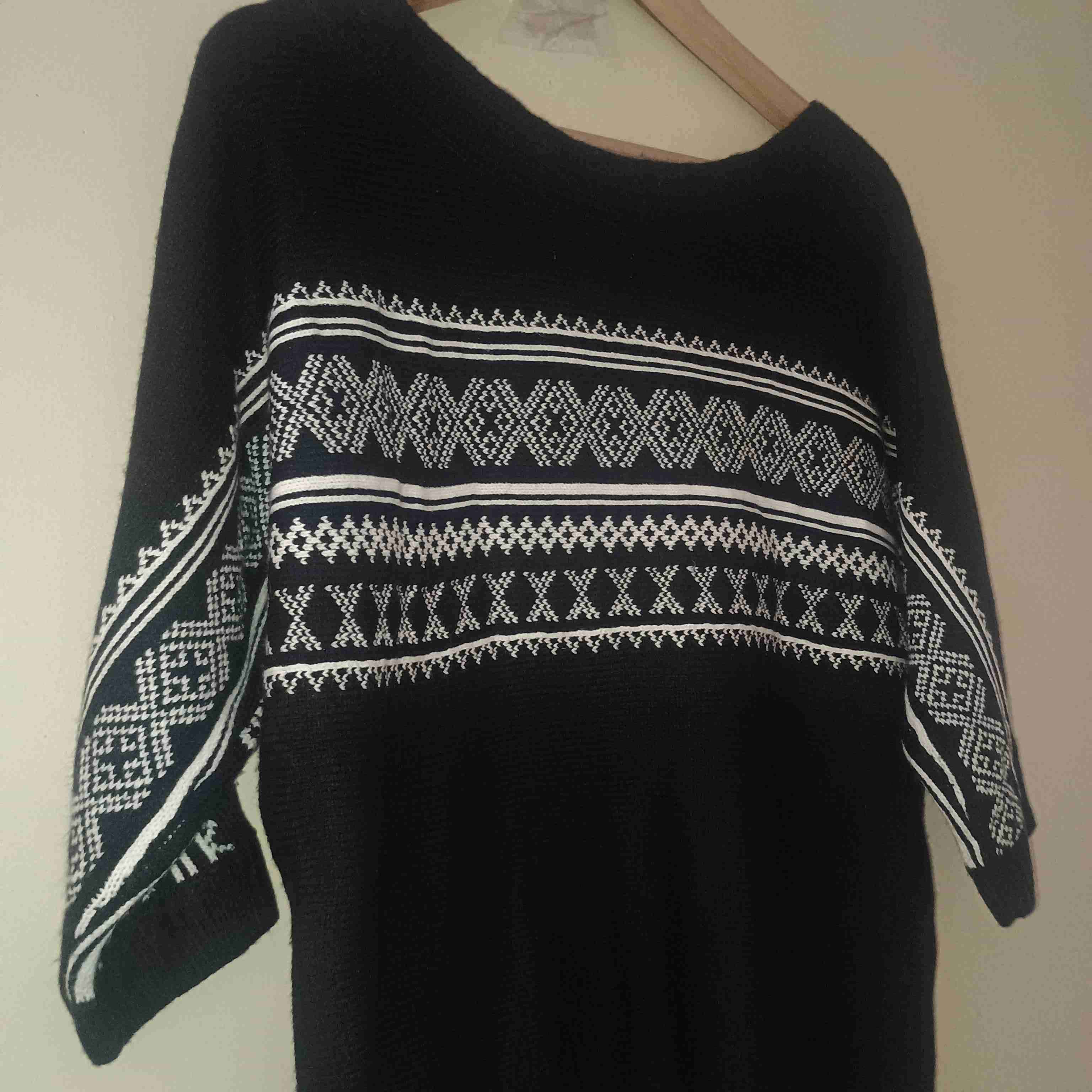 Suéter negro con diseño étnico - miniatura 3