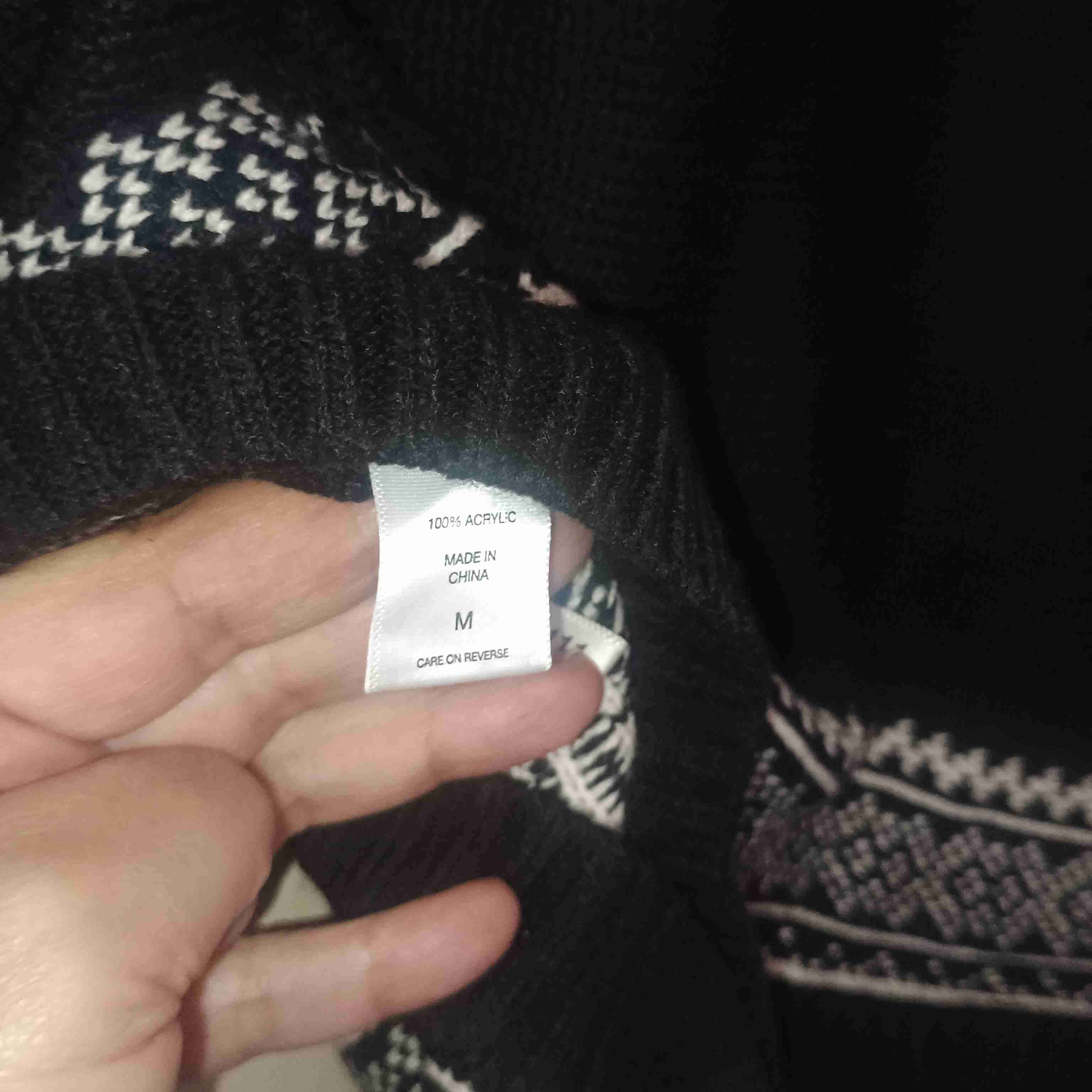 Suéter negro con diseño étnico - miniatura 5