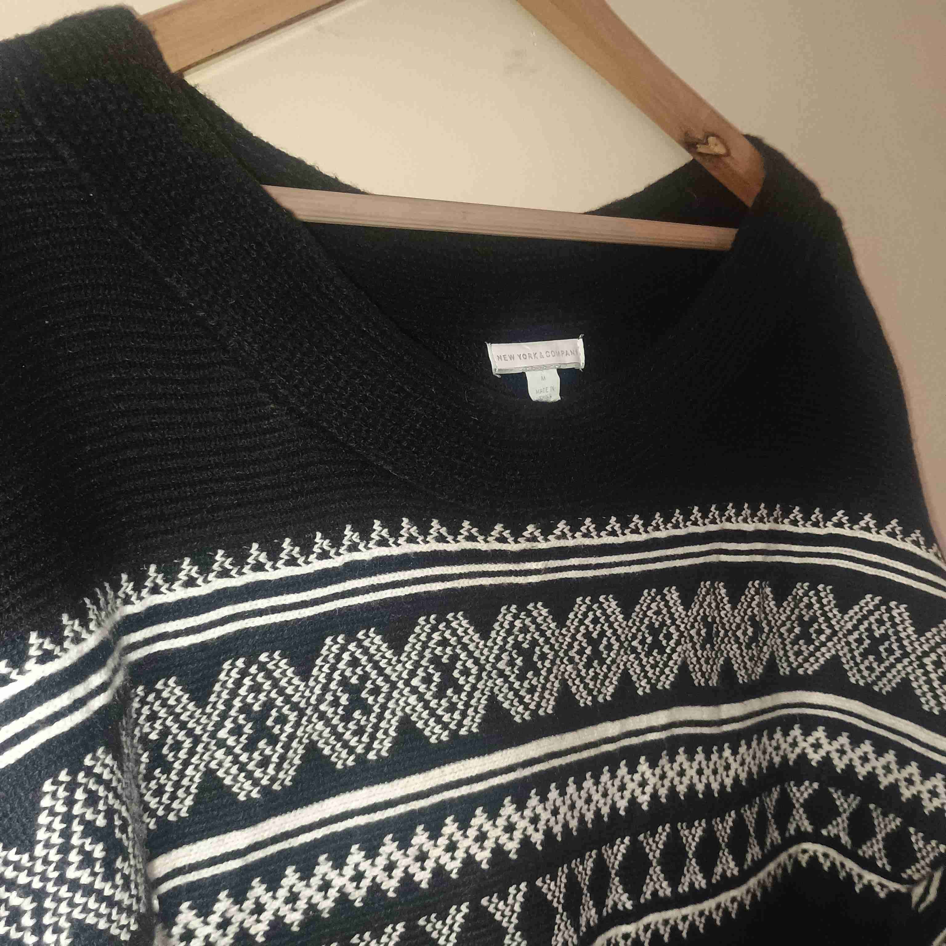 Suéter negro con diseño étnico - miniatura 6