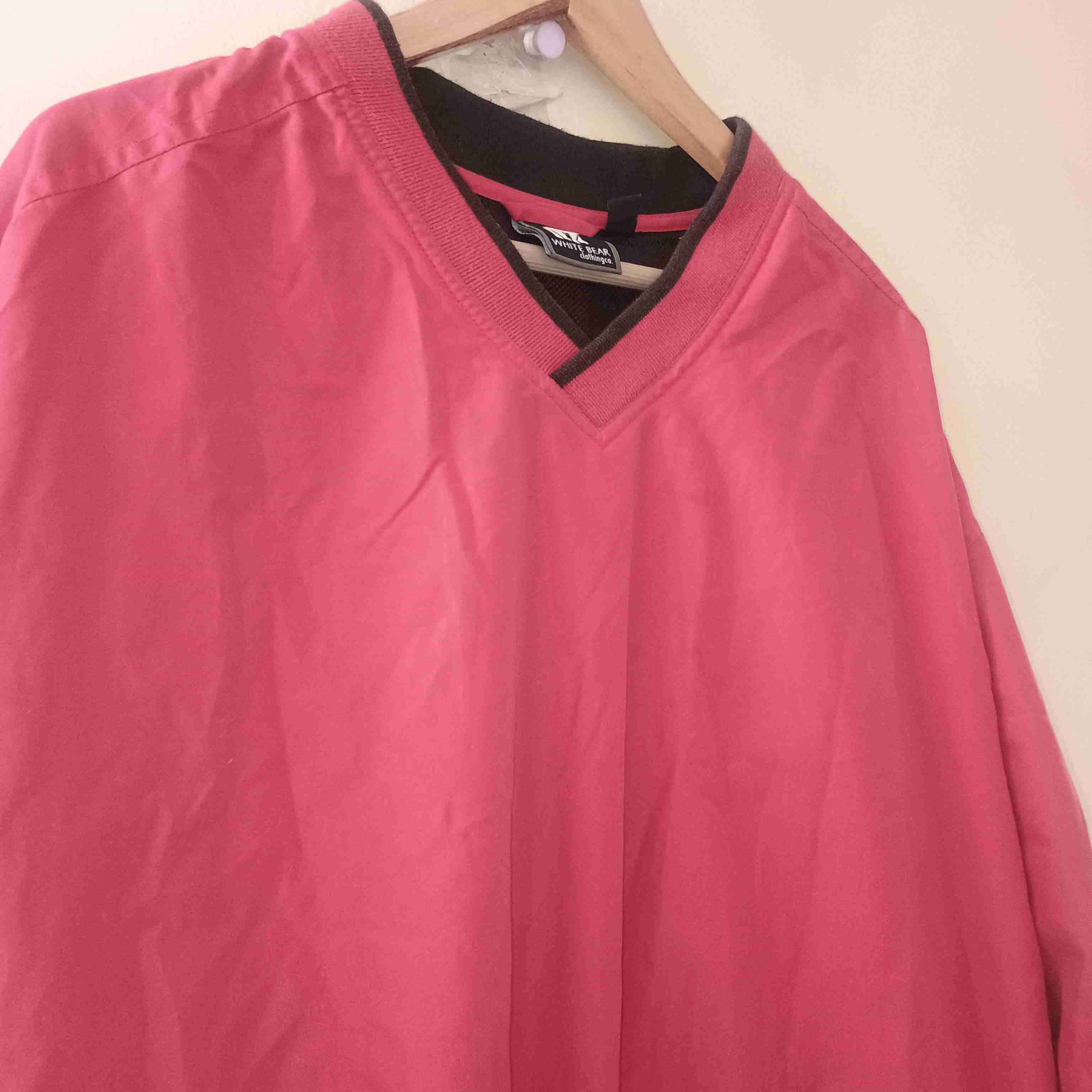 Cortavientos rojo de cuello en V - miniatura 4