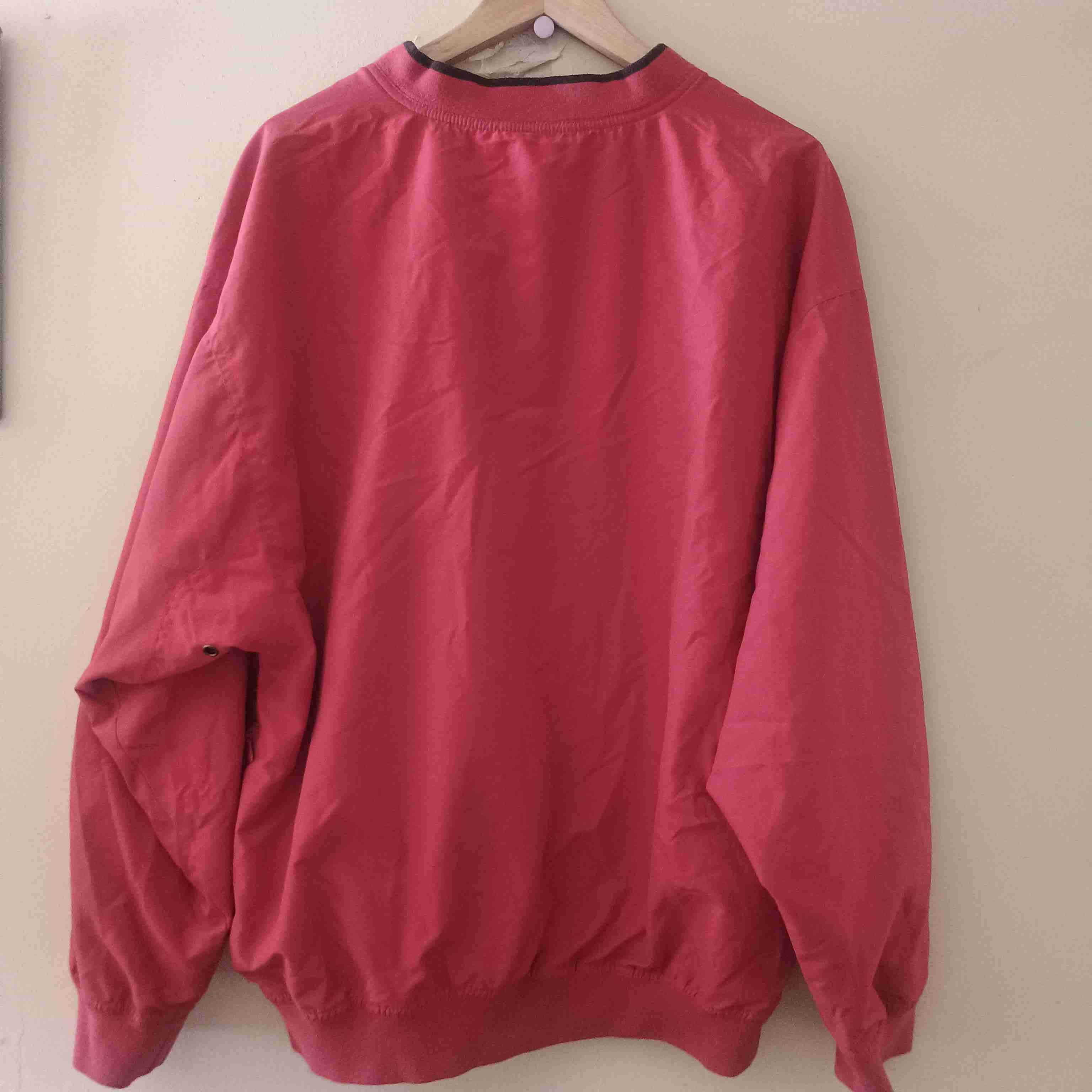 Cortavientos rojo de cuello en V - miniatura 5