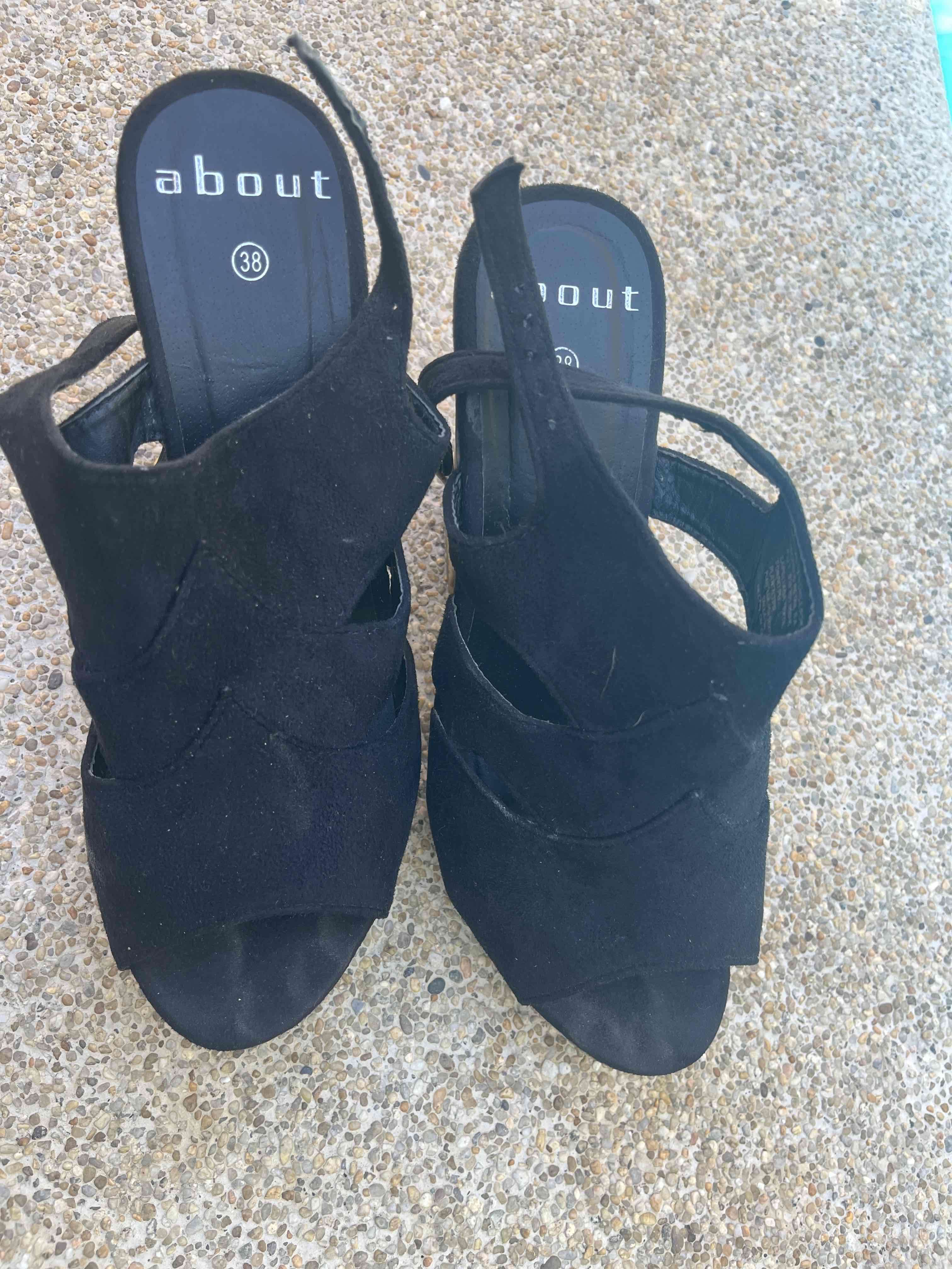 Sandalias negras de taco medio