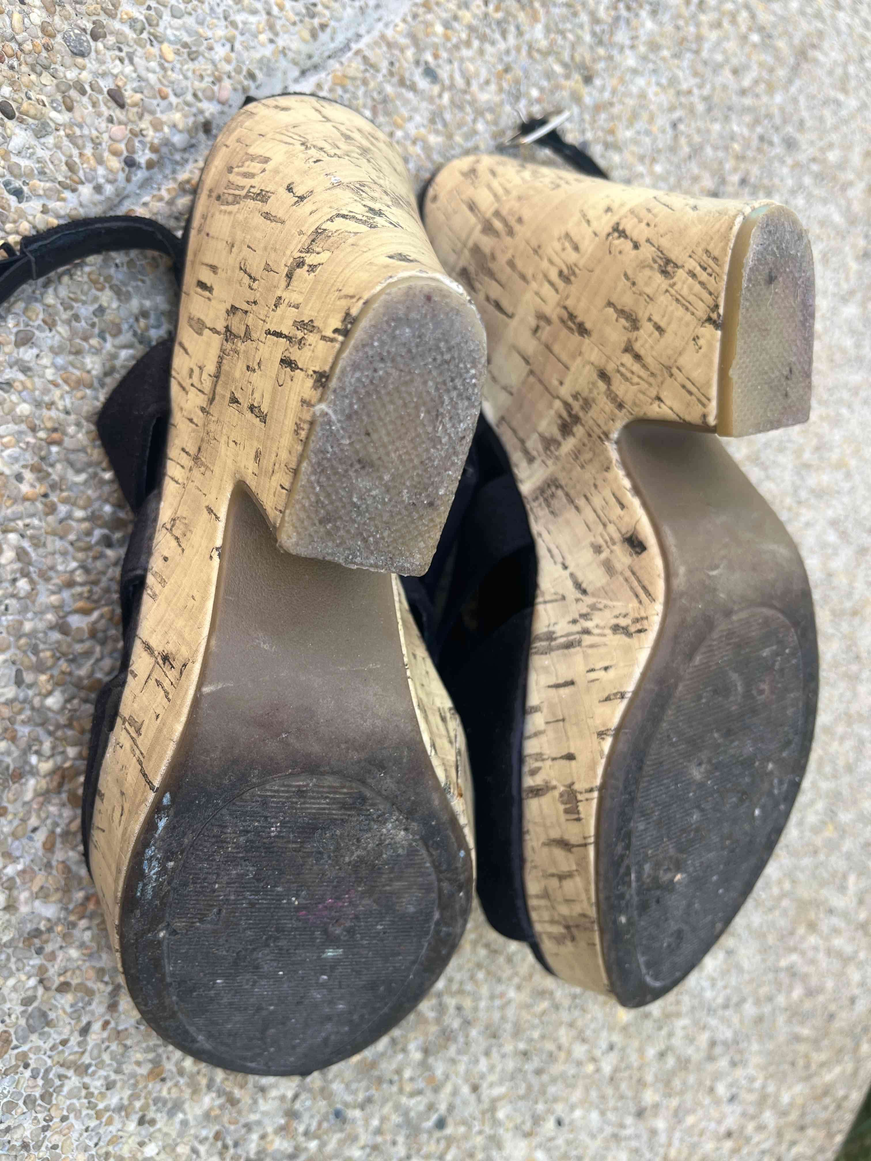 Sandalias negras de taco medio - miniatura 4