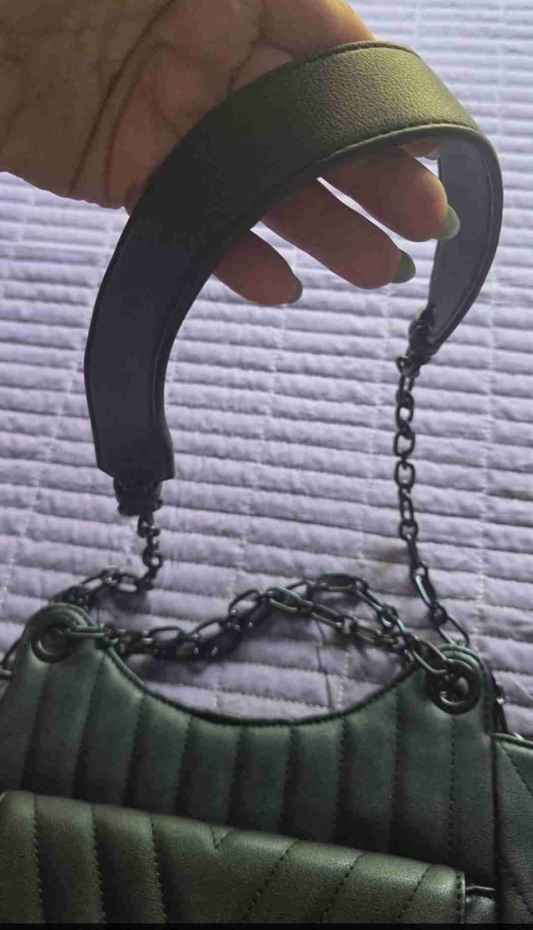 Cartera de mano negra con cadena