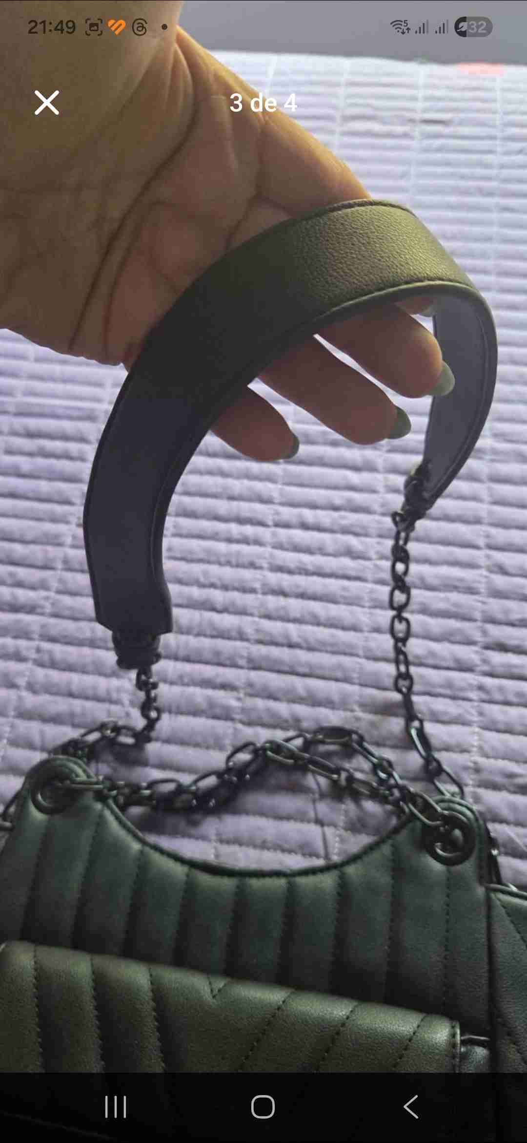 Cartera de mano negra con cadena - miniatura 2