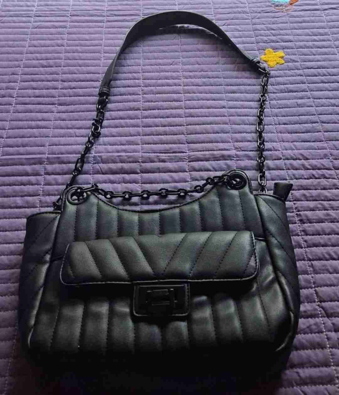 Cartera de mano negra con cadena - miniatura 3