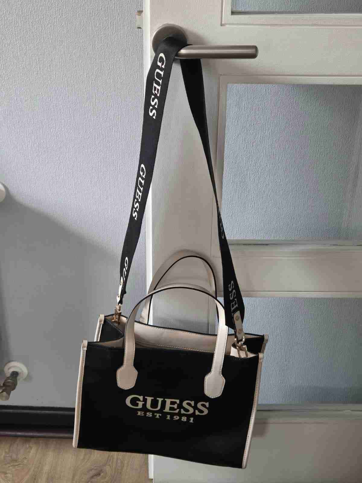 Bolso Negro Guess con Correa - miniatura 2